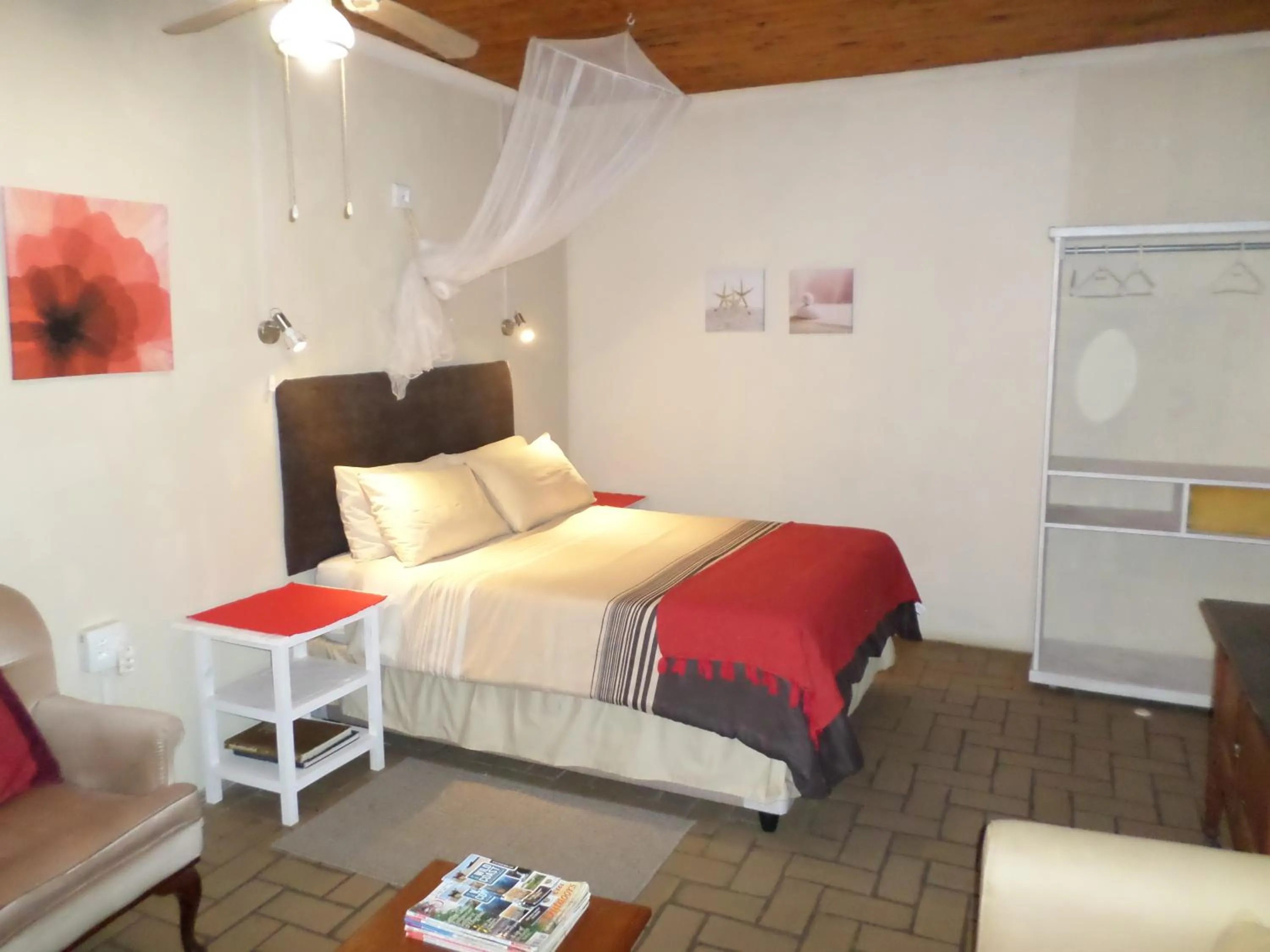 Photo of the whole room, Bed in Geckos B&B and Self-catering