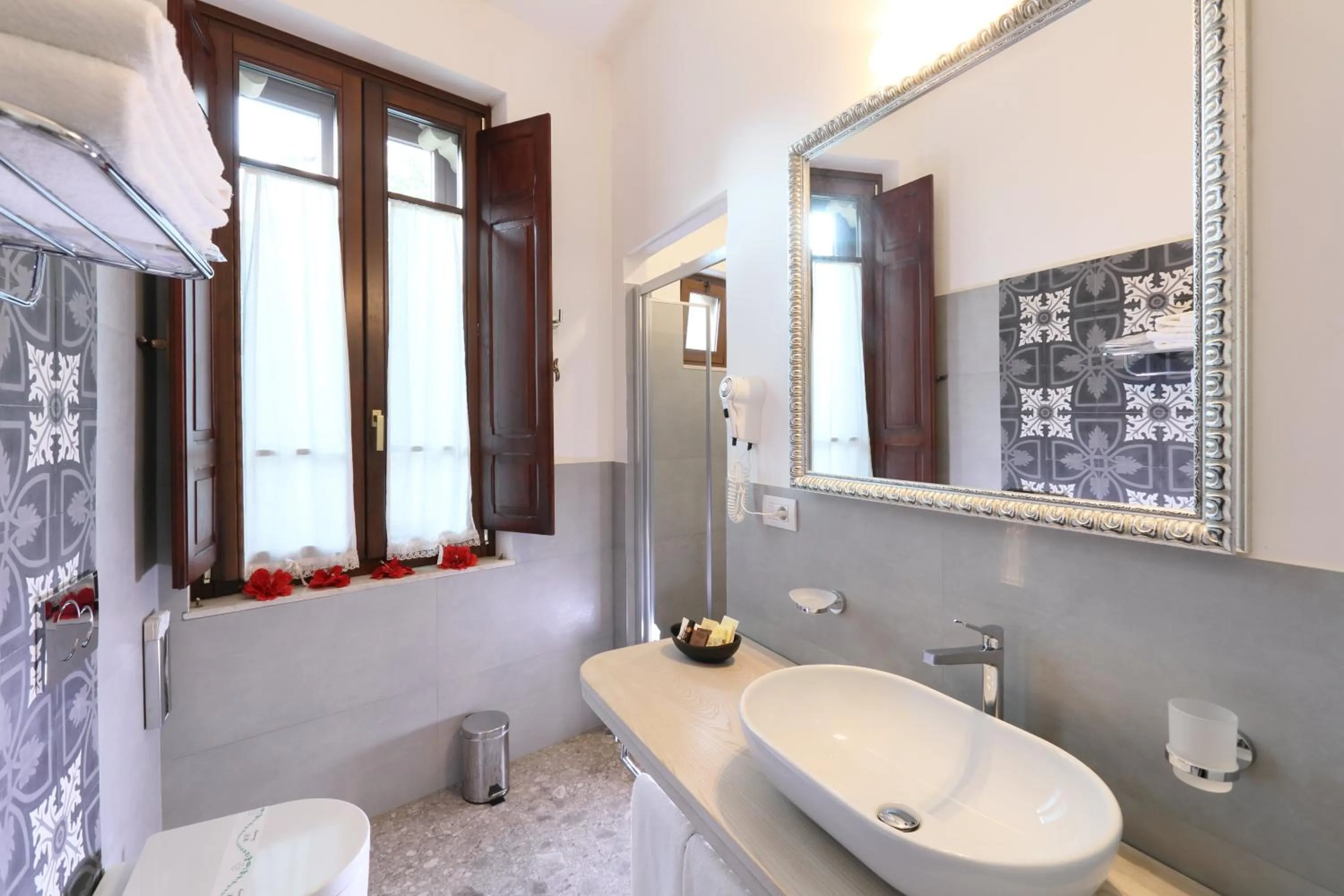 Porta Di Mezzo Luxury Suites & Rooms