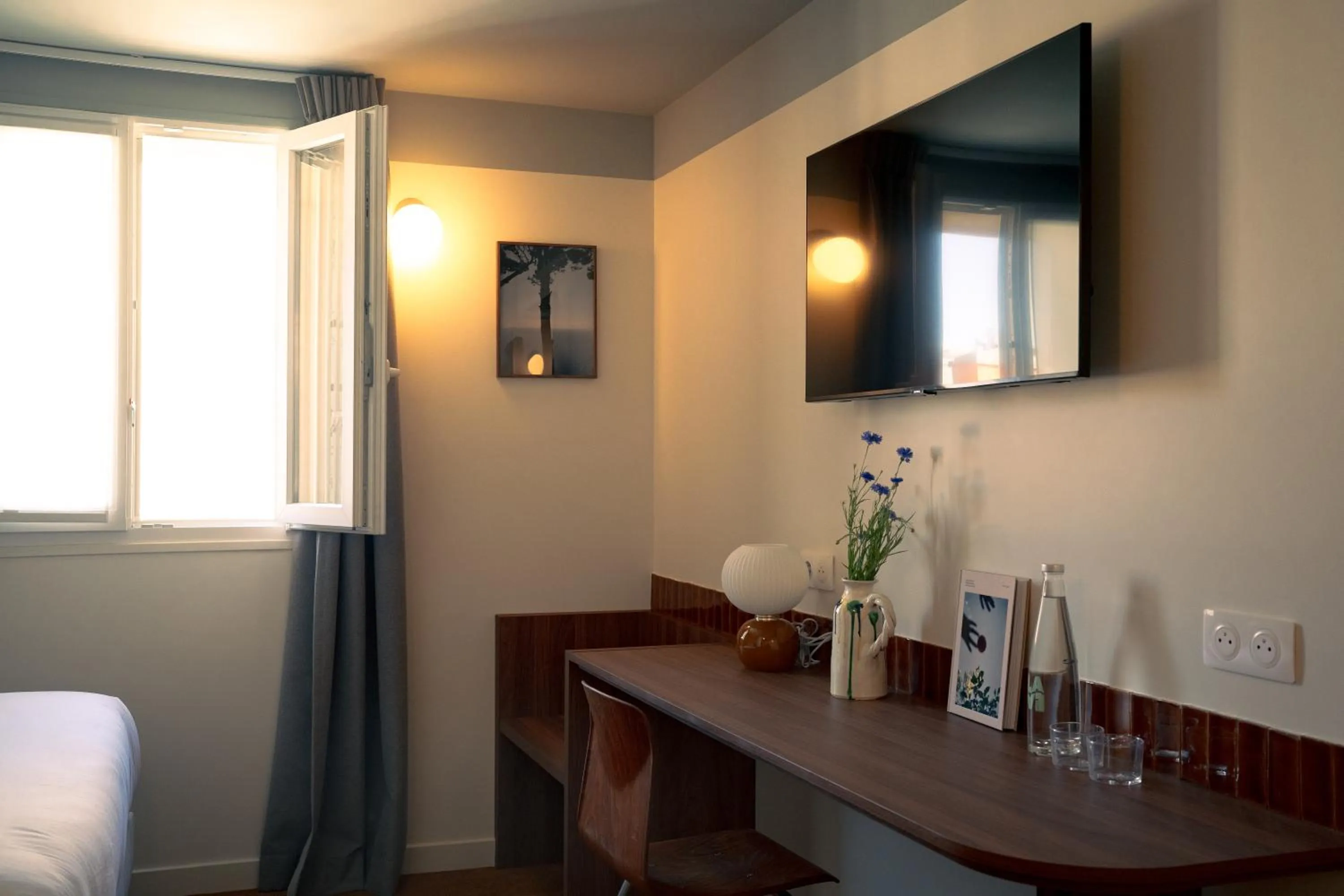 Photo of the whole room, Bed in LALA Hôtel