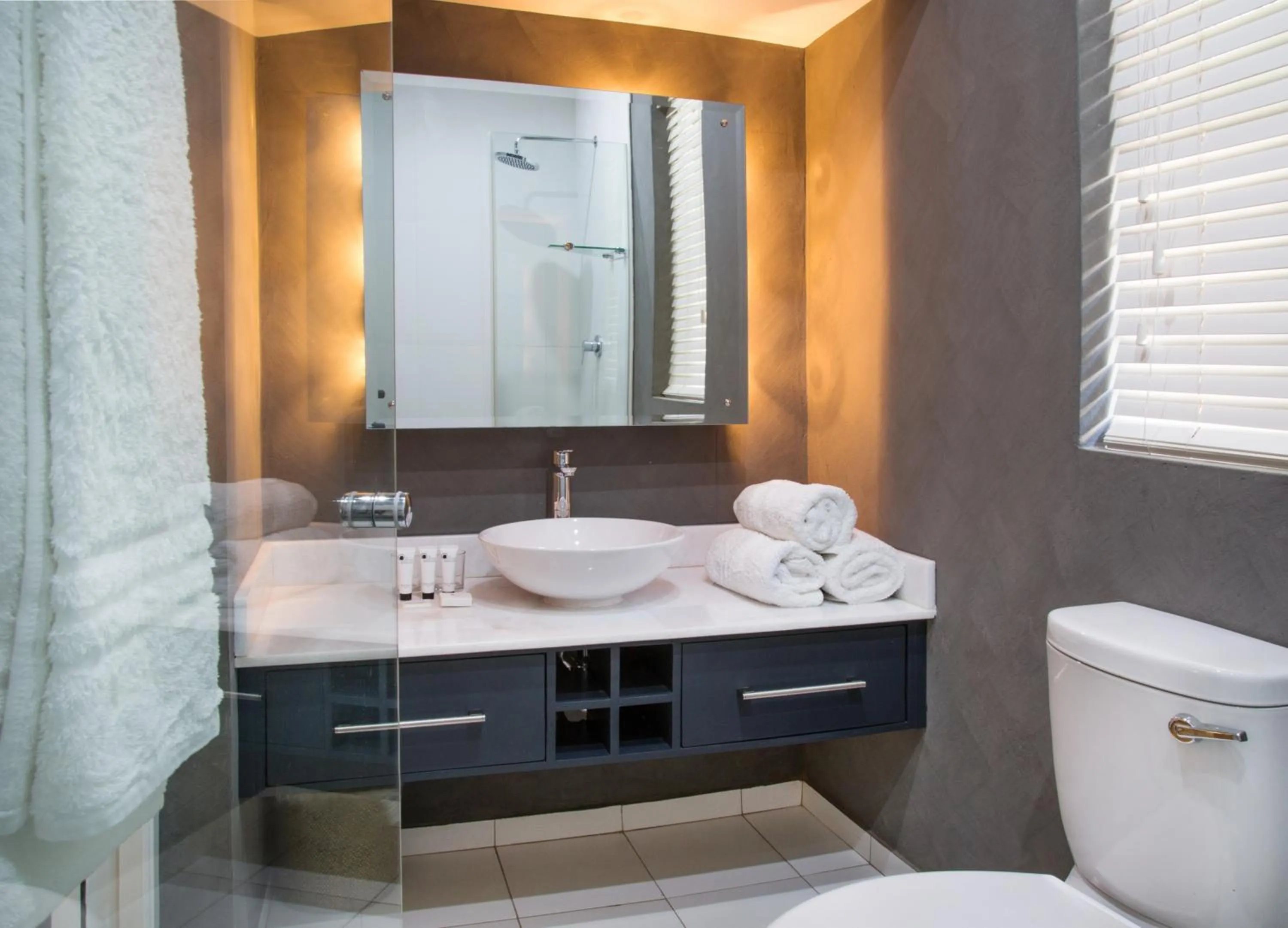 Bathroom in Madeline Grove Bed & Breakfast