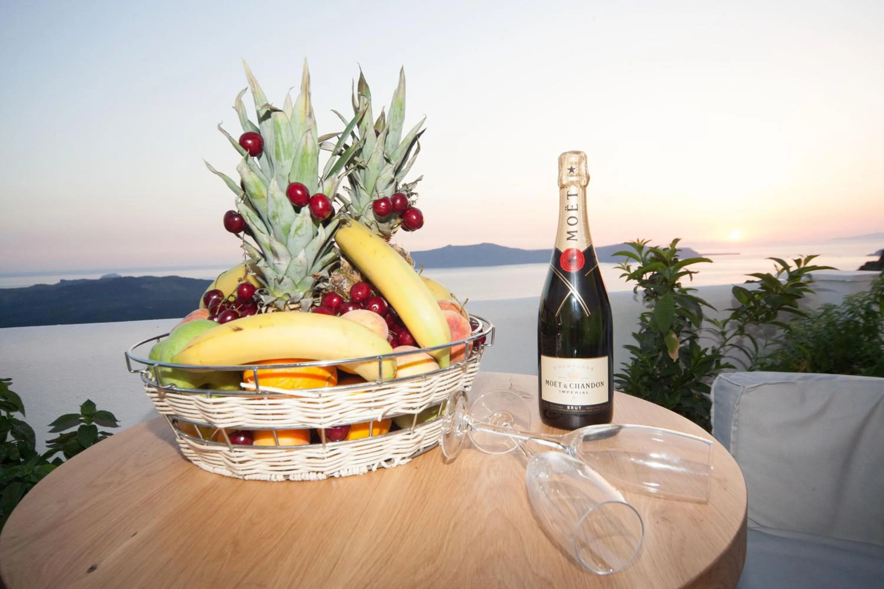 Evening entertainment in Fanari Vista Suites