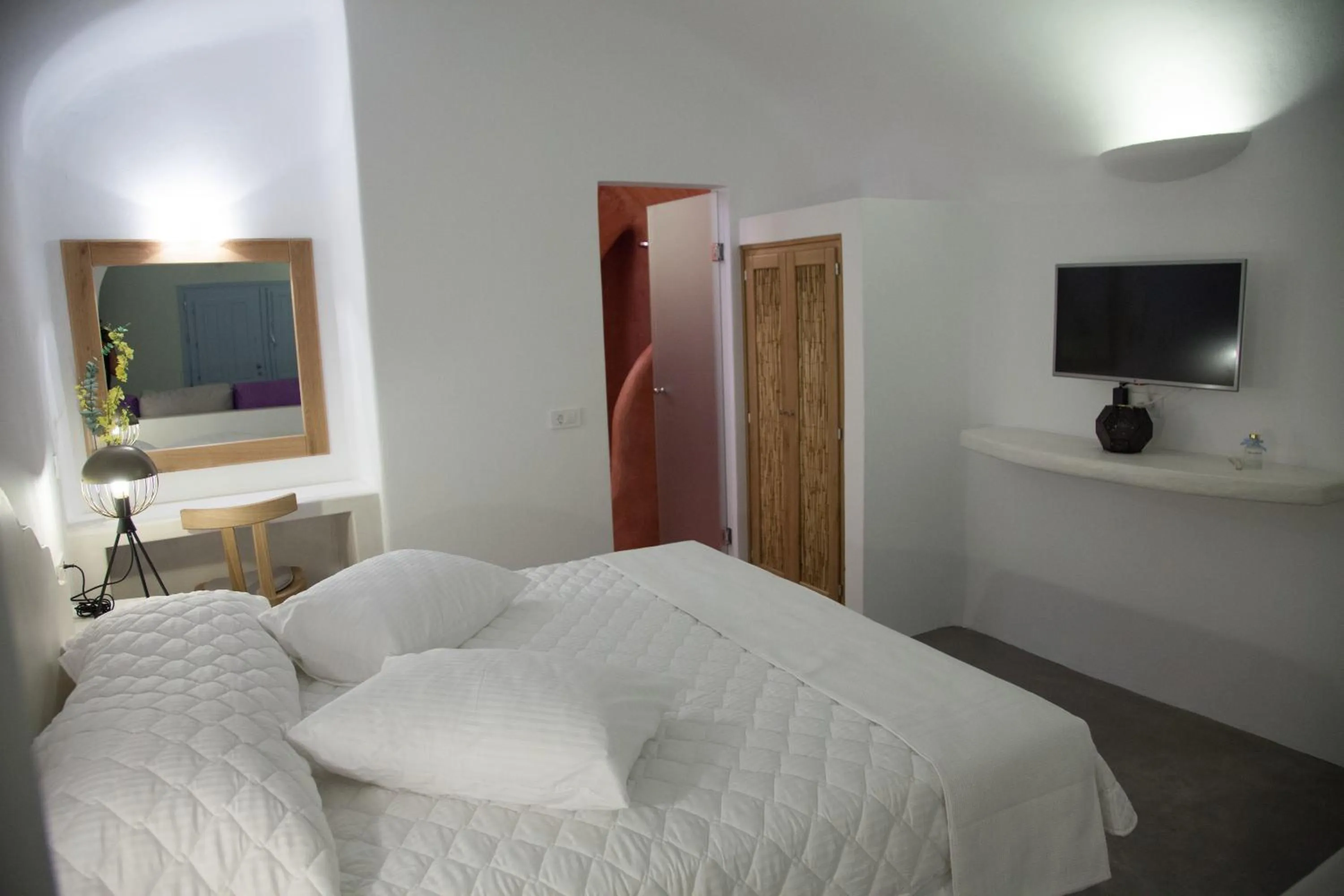 Photo of the whole room, Bed in Fanari Vista Suites