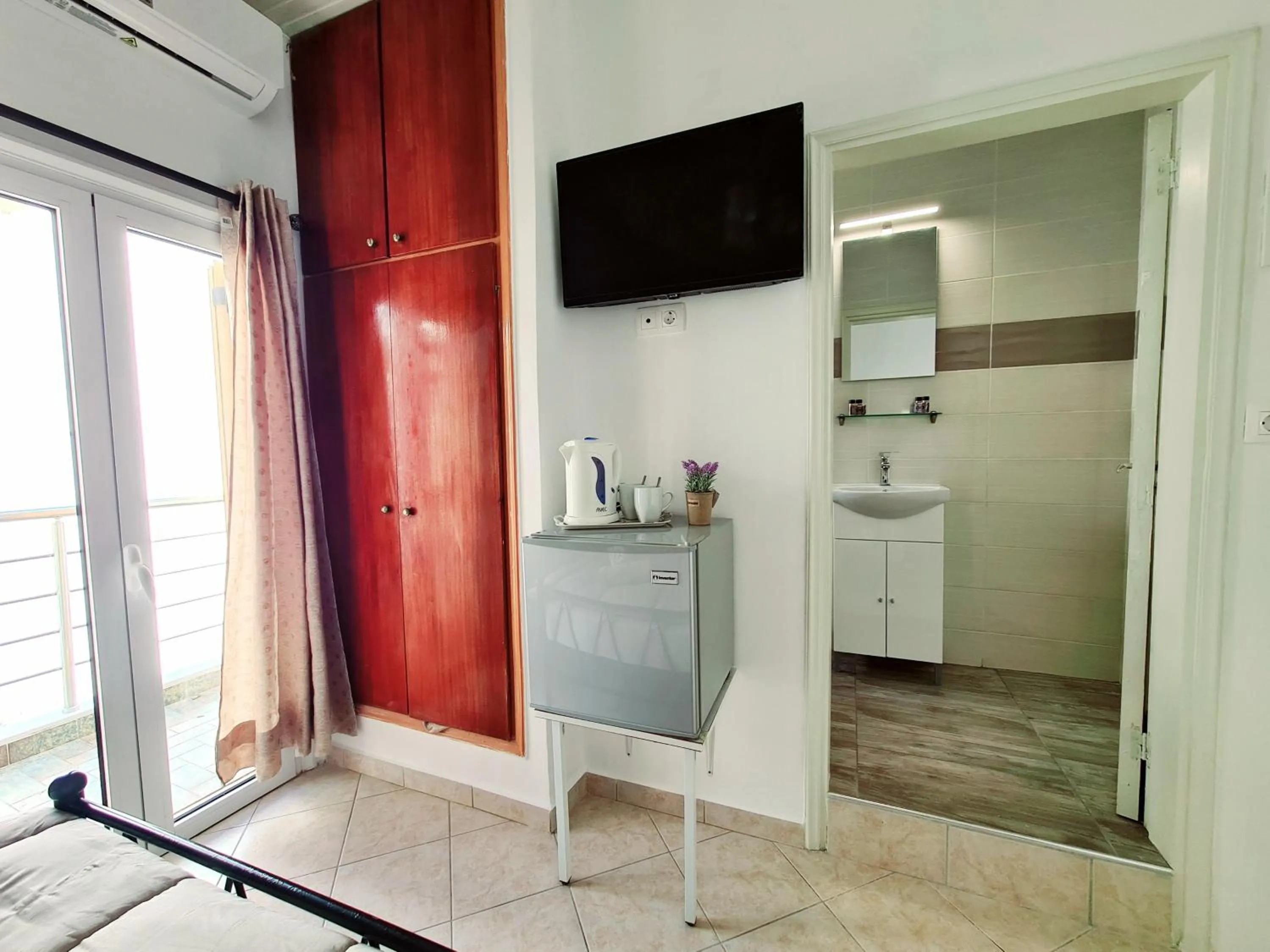 TV and multimedia in Avra Rooms