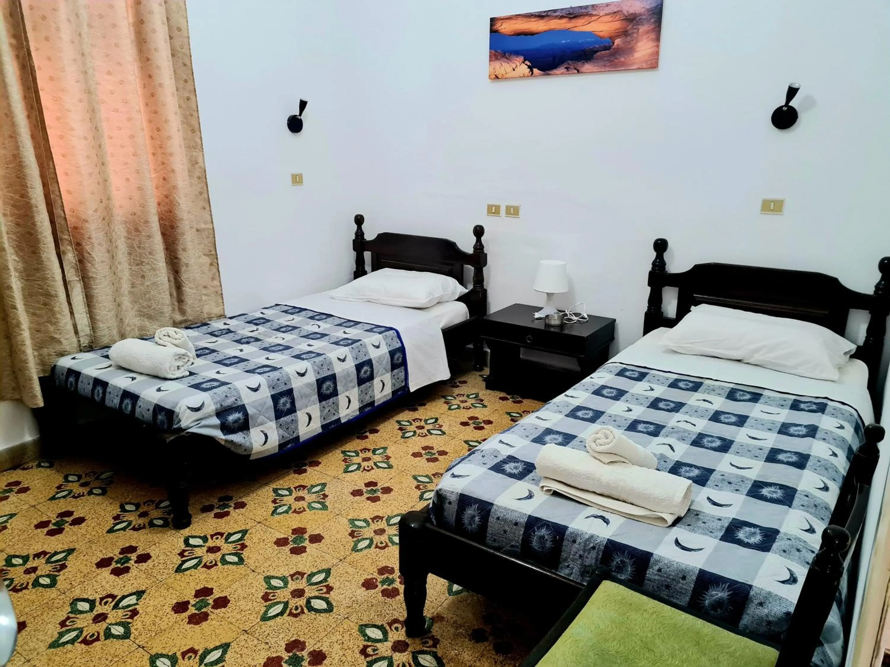 Twin Room with Shared Bathroom in Avra Rooms