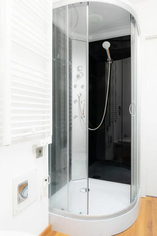 Shower in Haus Sieben - Singer Lydia