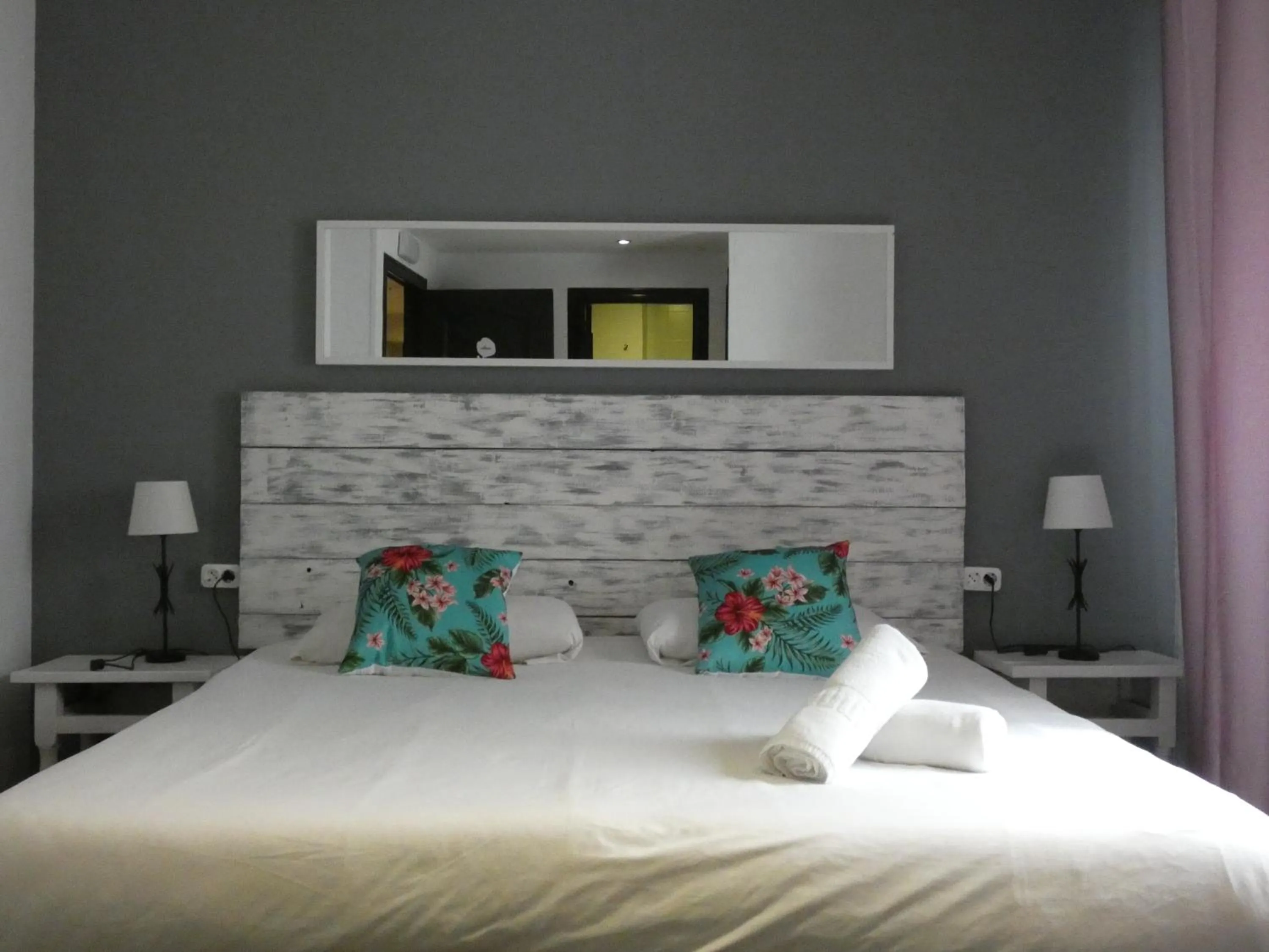 Decorative detail, Bed in Oasis Backpackers' Toledo