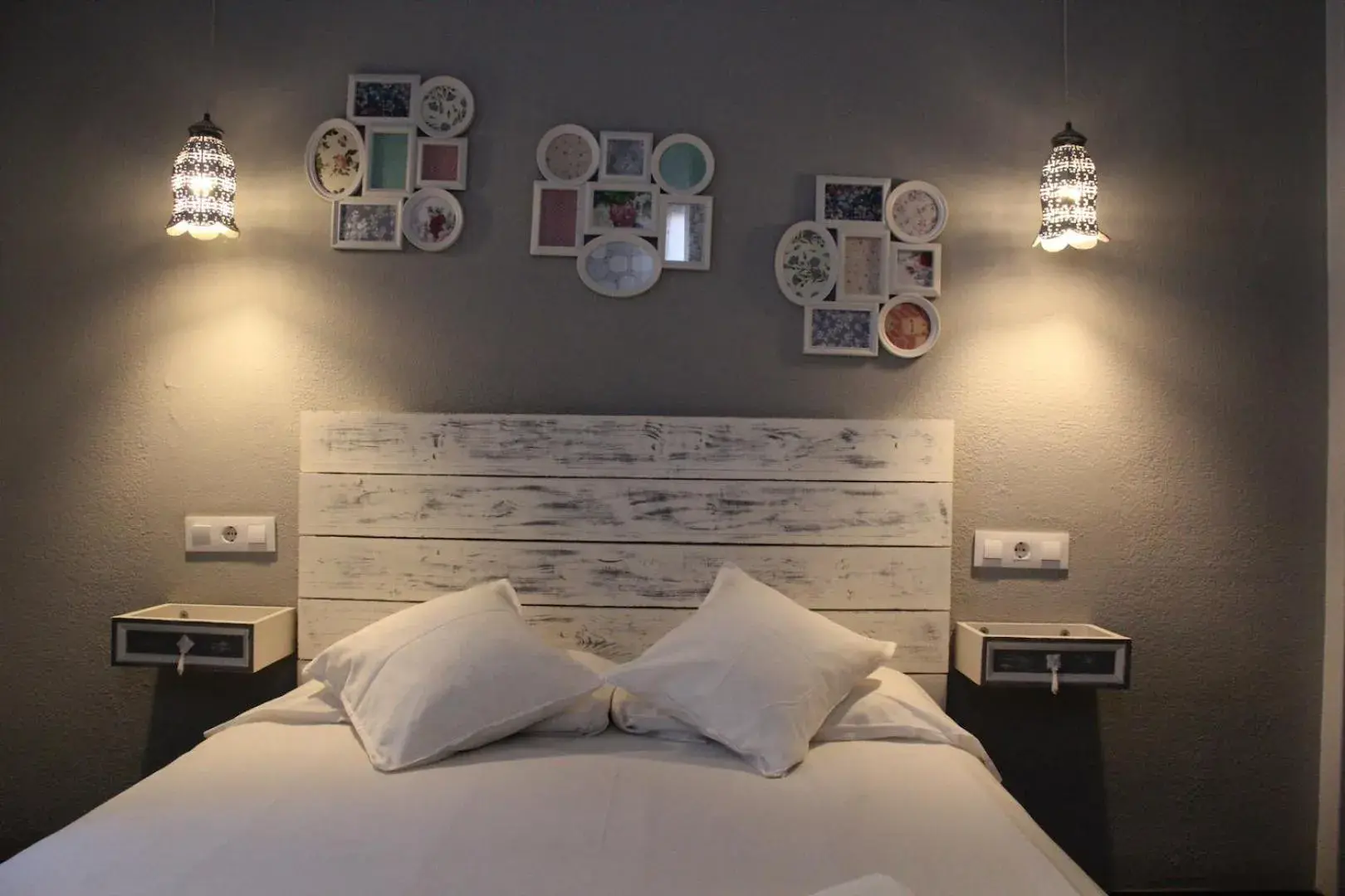 Interior Double Room in Oasis Backpackers' Toledo Interior Double Room in Oasis Backpackers' Toledo