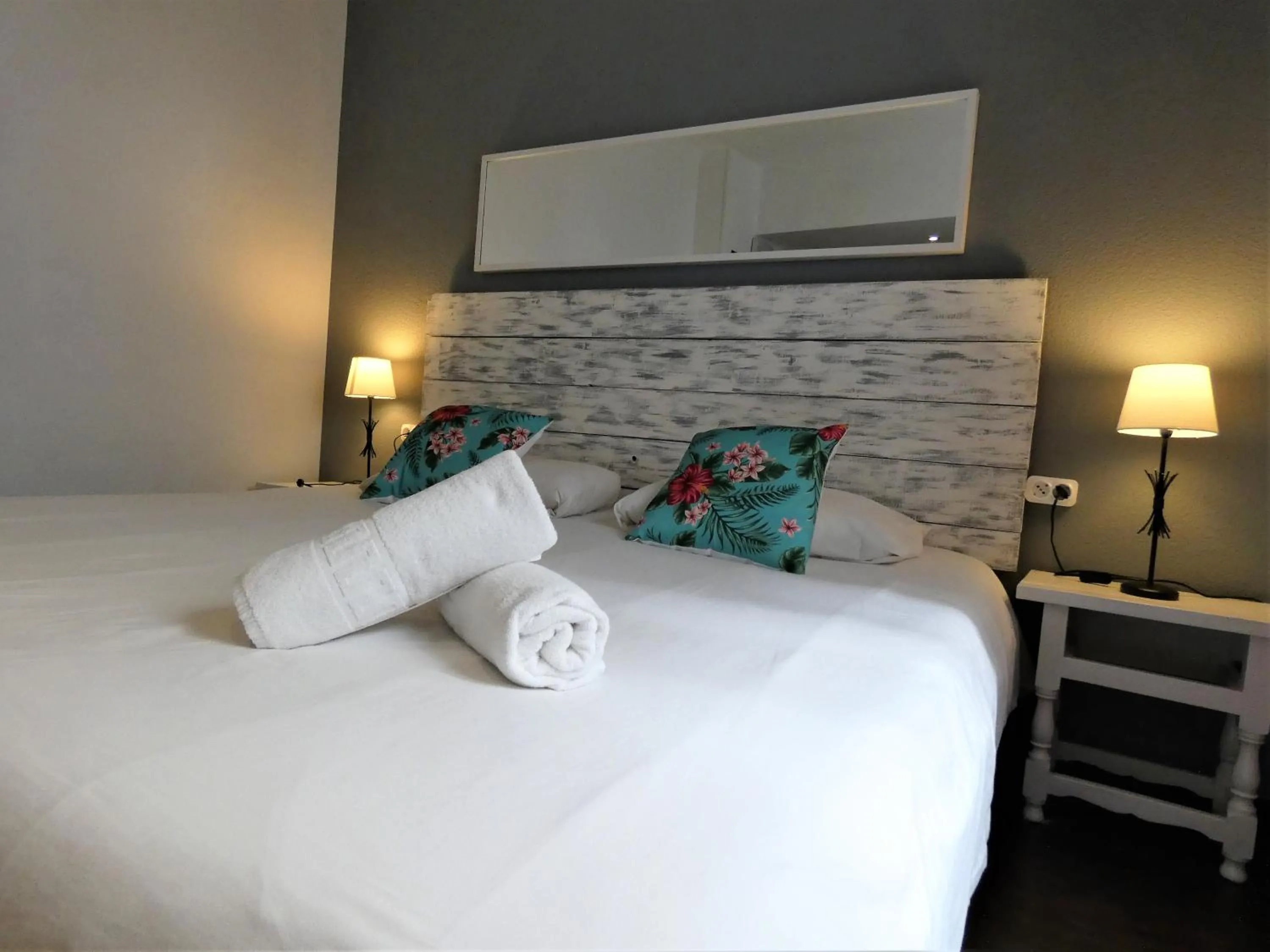 Decorative detail, Bed in Oasis Backpackers' Toledo