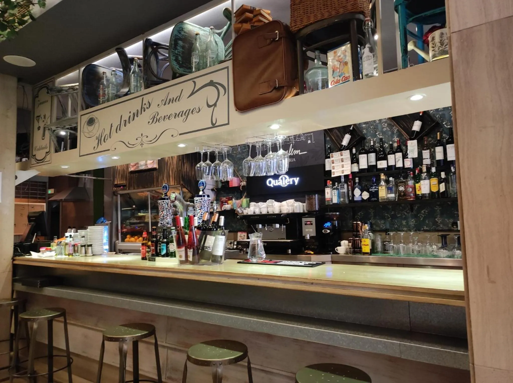 Property building in Oasis Backpackers' Toledo