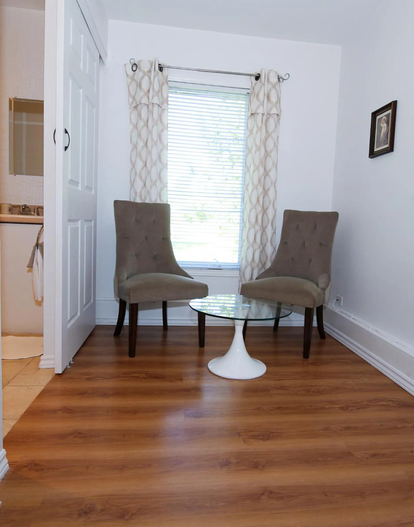 Seating area in Cedar Drive Inn