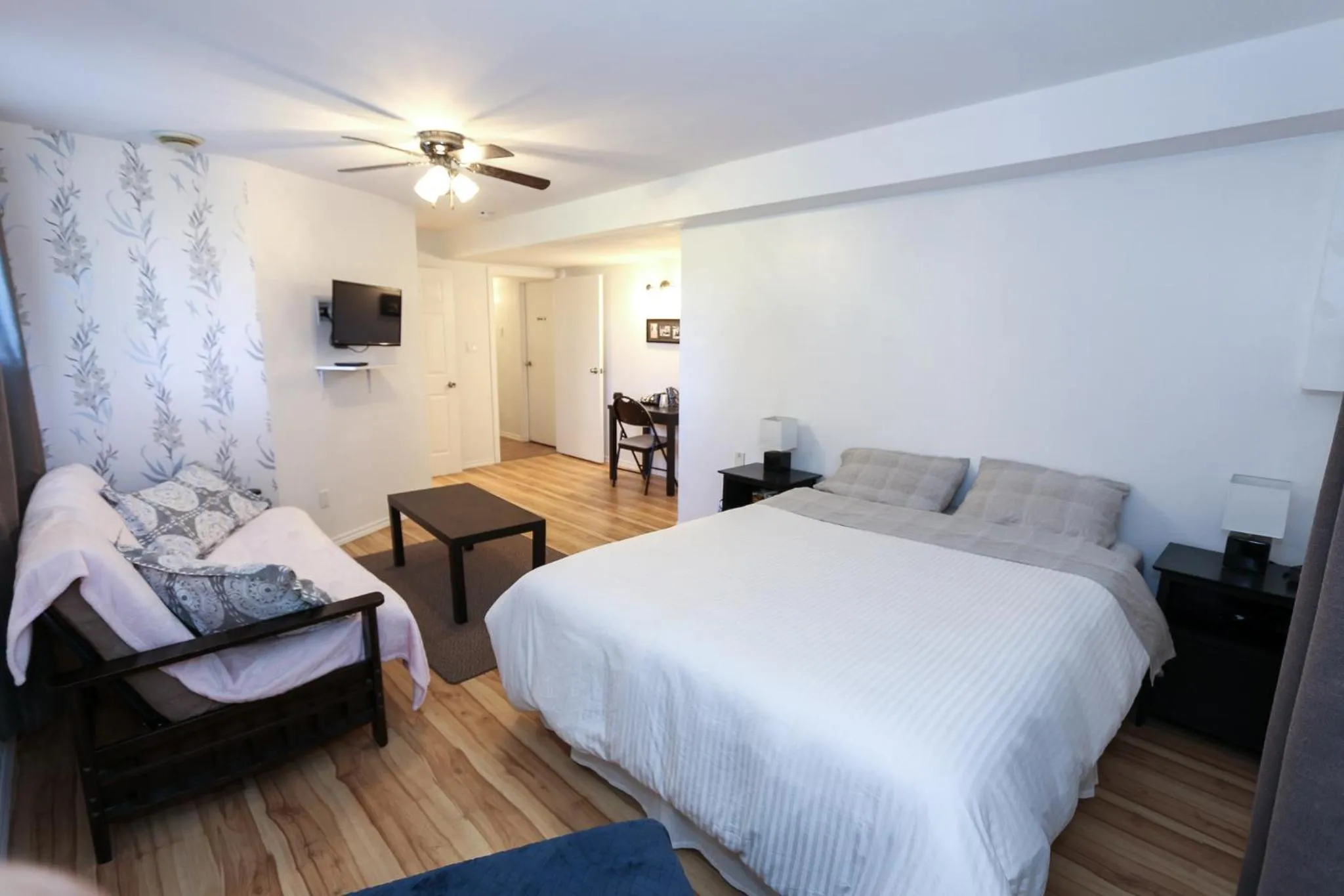 Photo of the whole room, Bed in Cedar Drive Inn