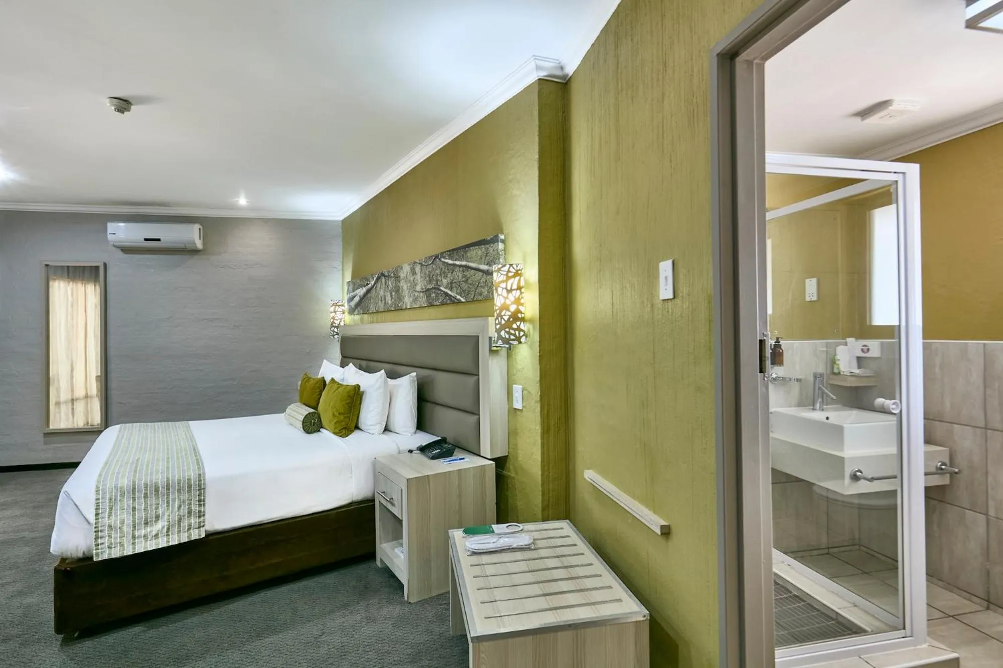 Bathroom, Bed in Cresta Marang Gardens Hotel