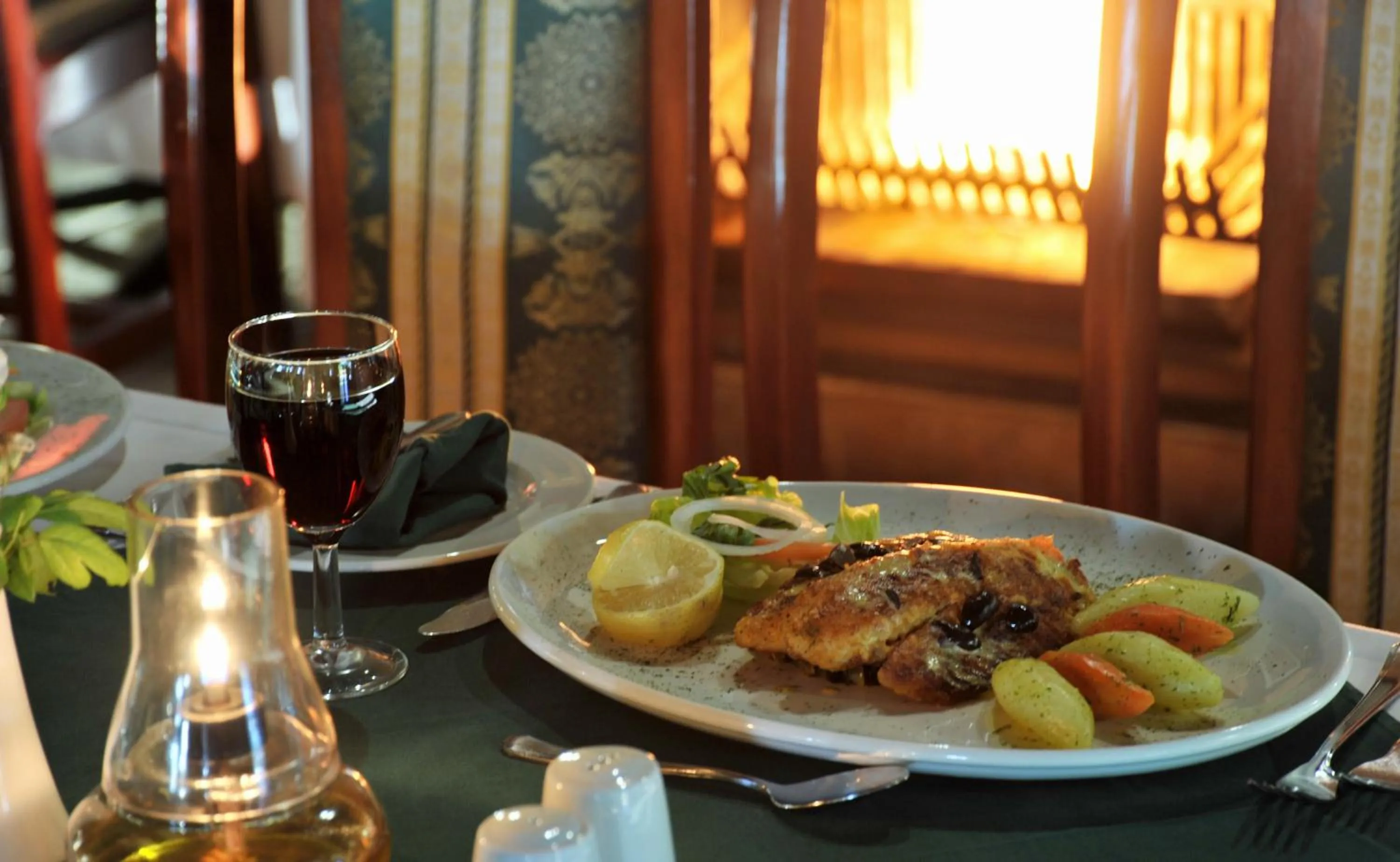 Restaurant/places to eat in Cresta Marang Gardens Hotel