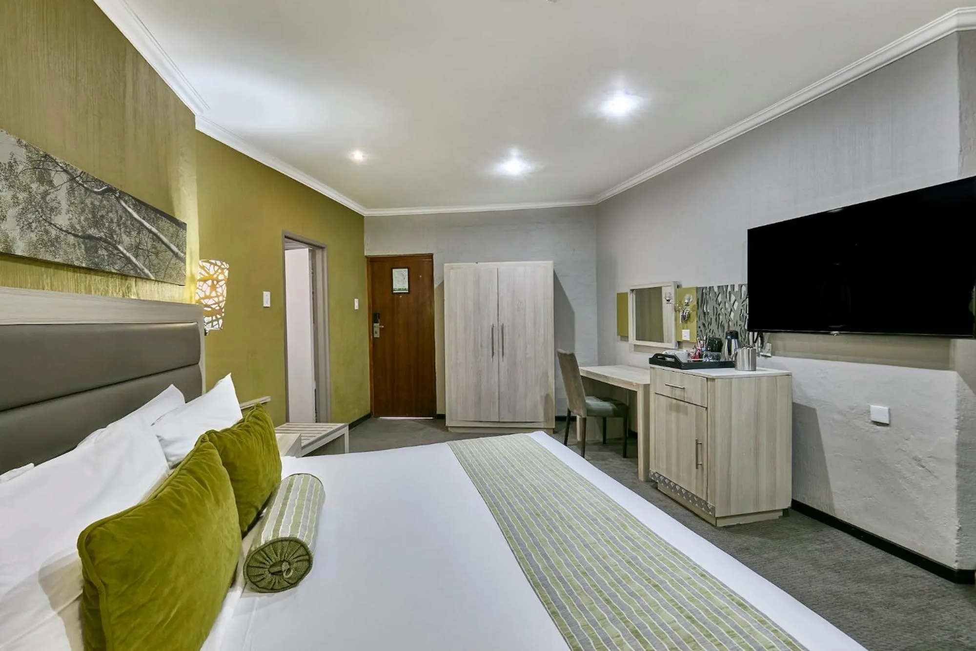 TV and multimedia, Bed in Cresta Marang Gardens Hotel