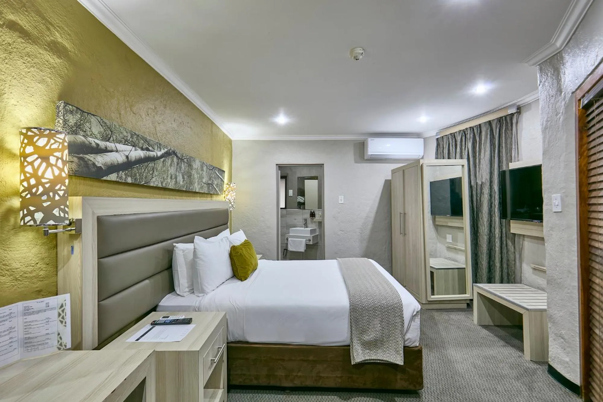 TV and multimedia, Bed in Cresta Marang Gardens Hotel