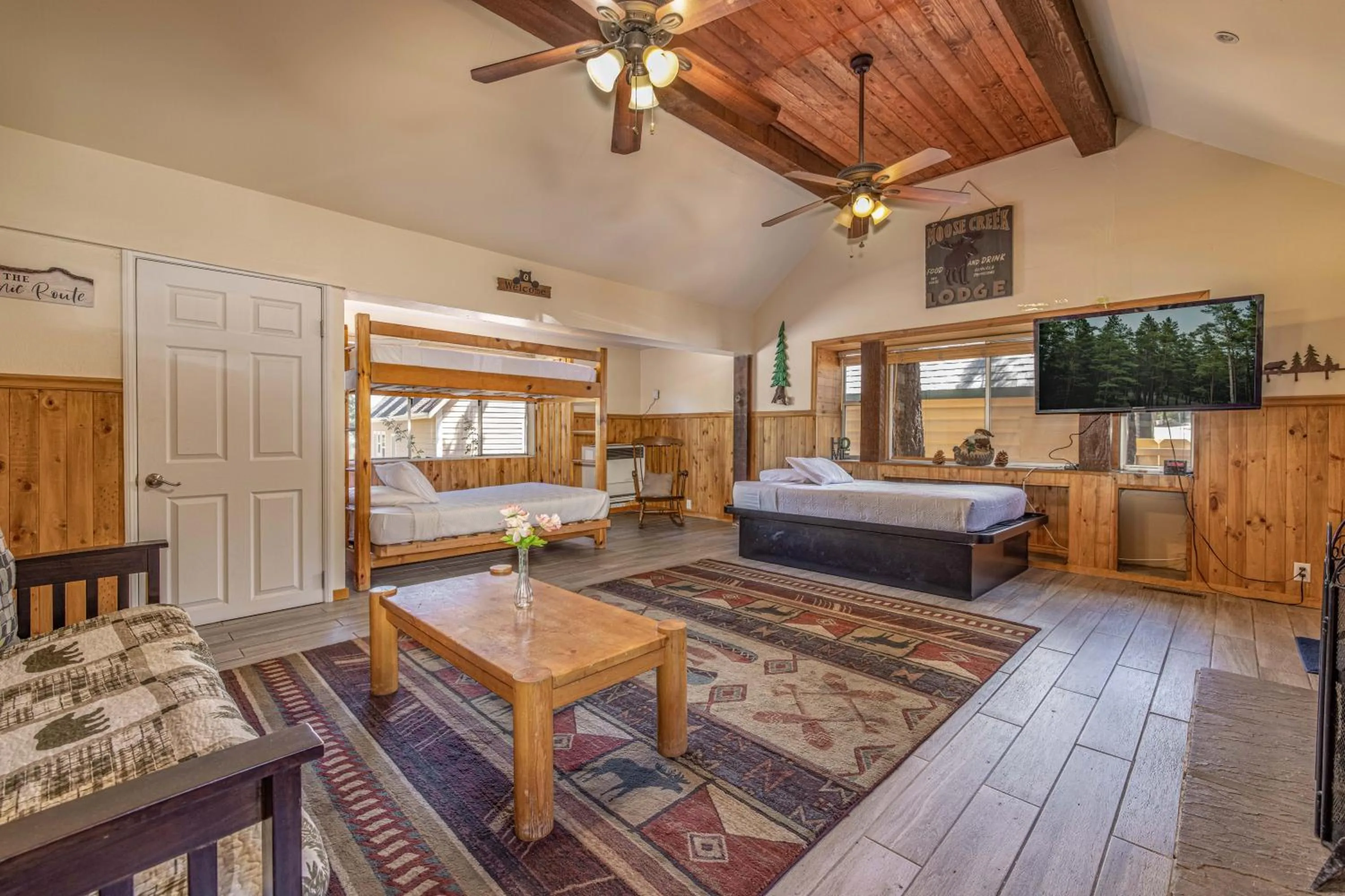 Communal lounge/ TV room, Bed in Big Bear Lakefront Lodge