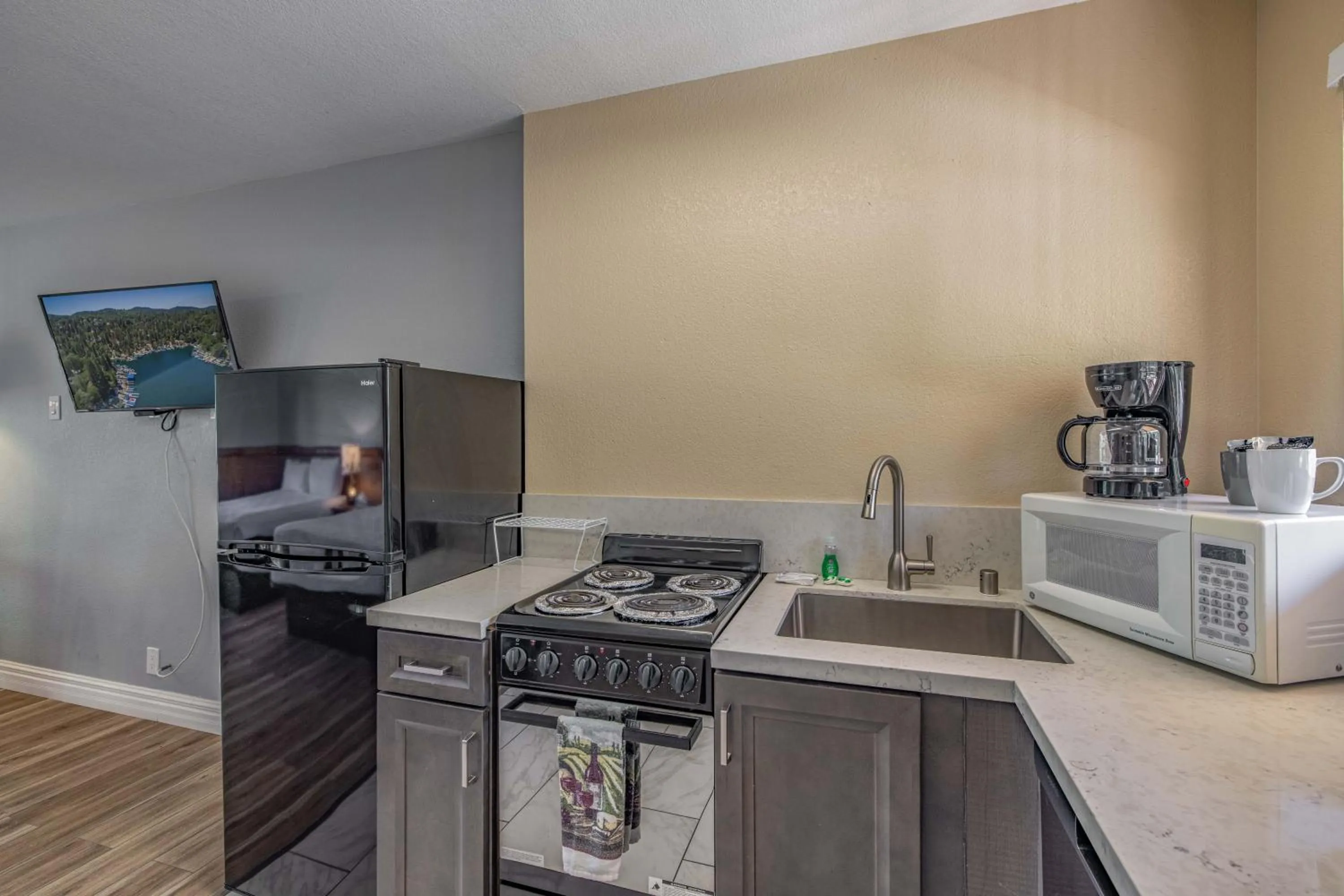 Coffee/tea facilities in Big Bear Lakefront Lodge