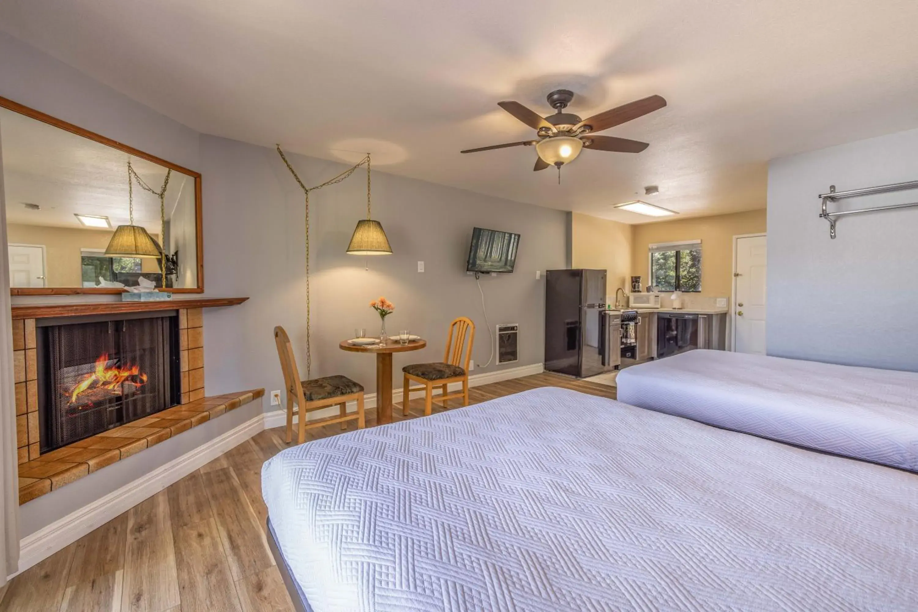 Deluxe Queen Room in Big Bear Lakefront Lodge Deluxe Queen Room in Big Bear Lakefront Lodge