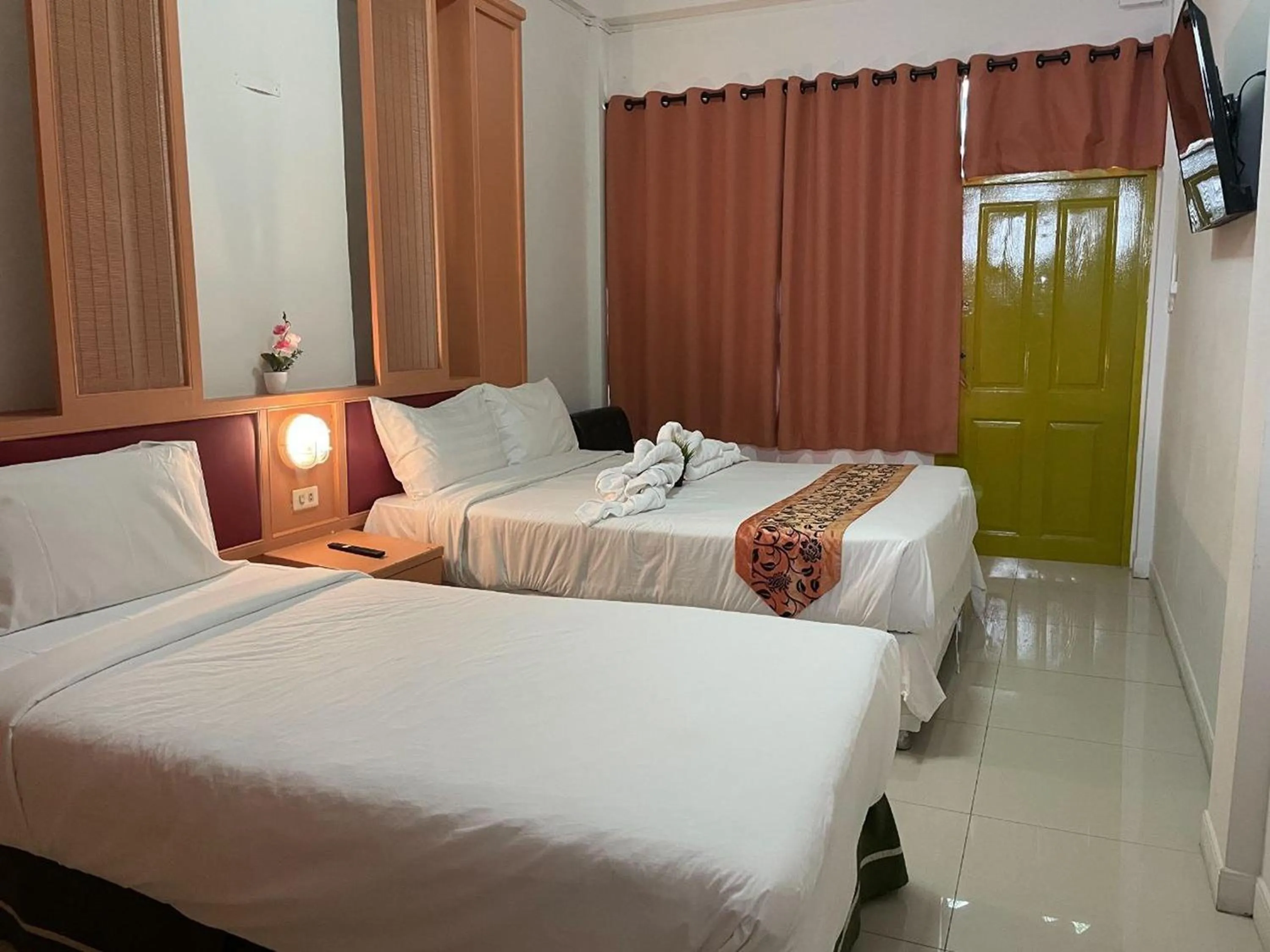 Bed in Happy 2 Hotel Patunam