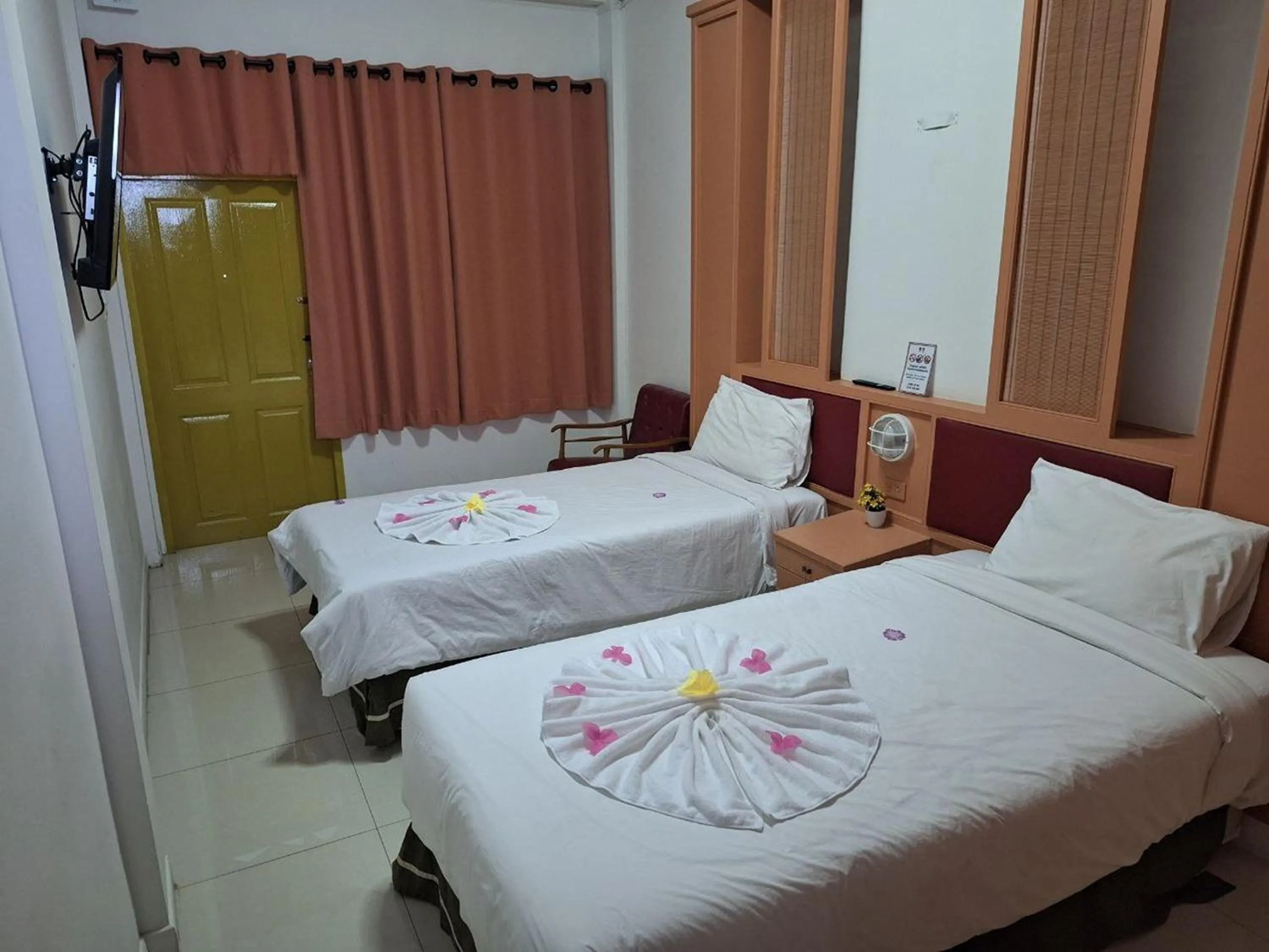 Bed in Happy 2 Hotel Patunam