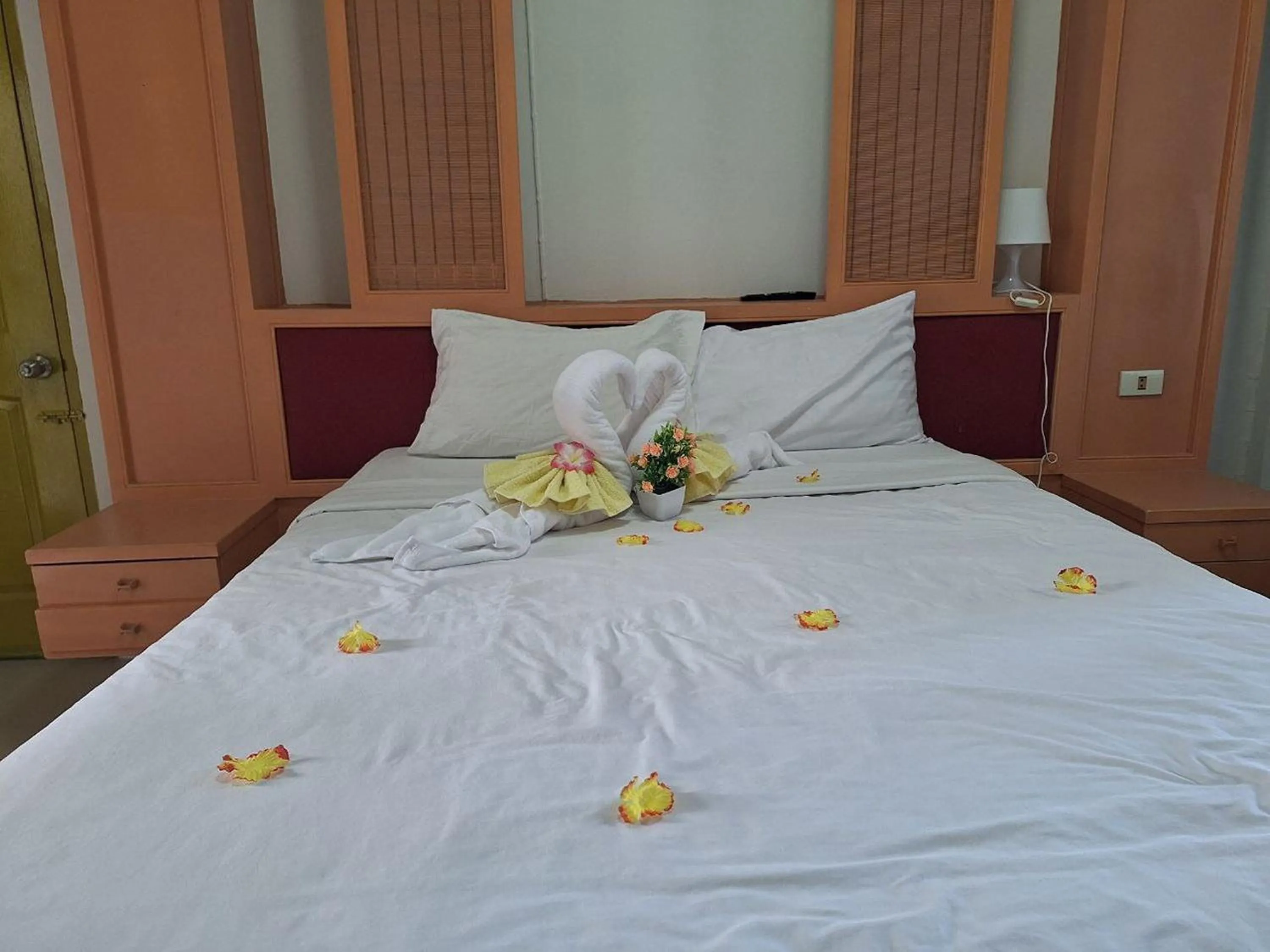 Bed in Happy 2 Hotel Patunam