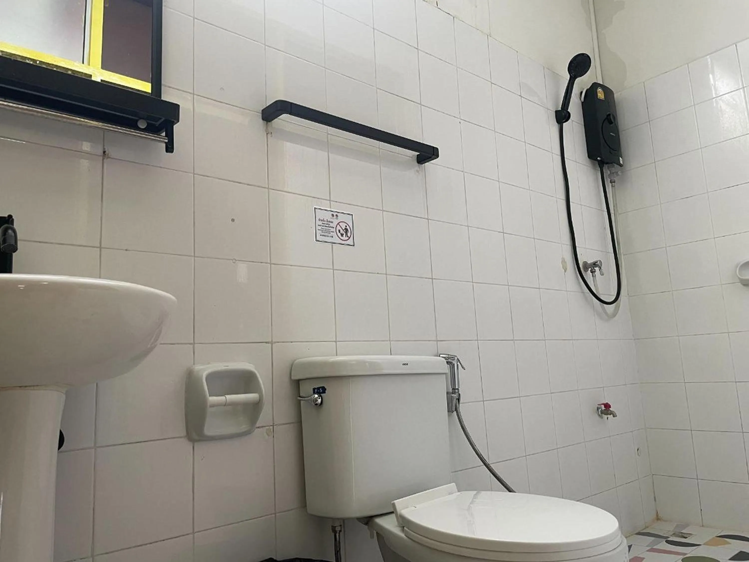 Shower in Happy 2 Hotel Patunam