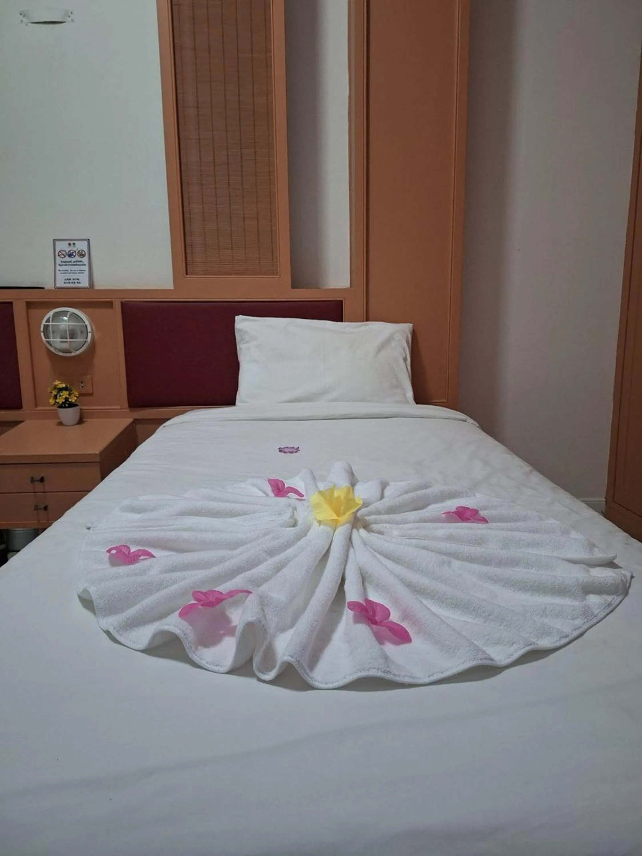 Bed in Happy 2 Hotel Patunam