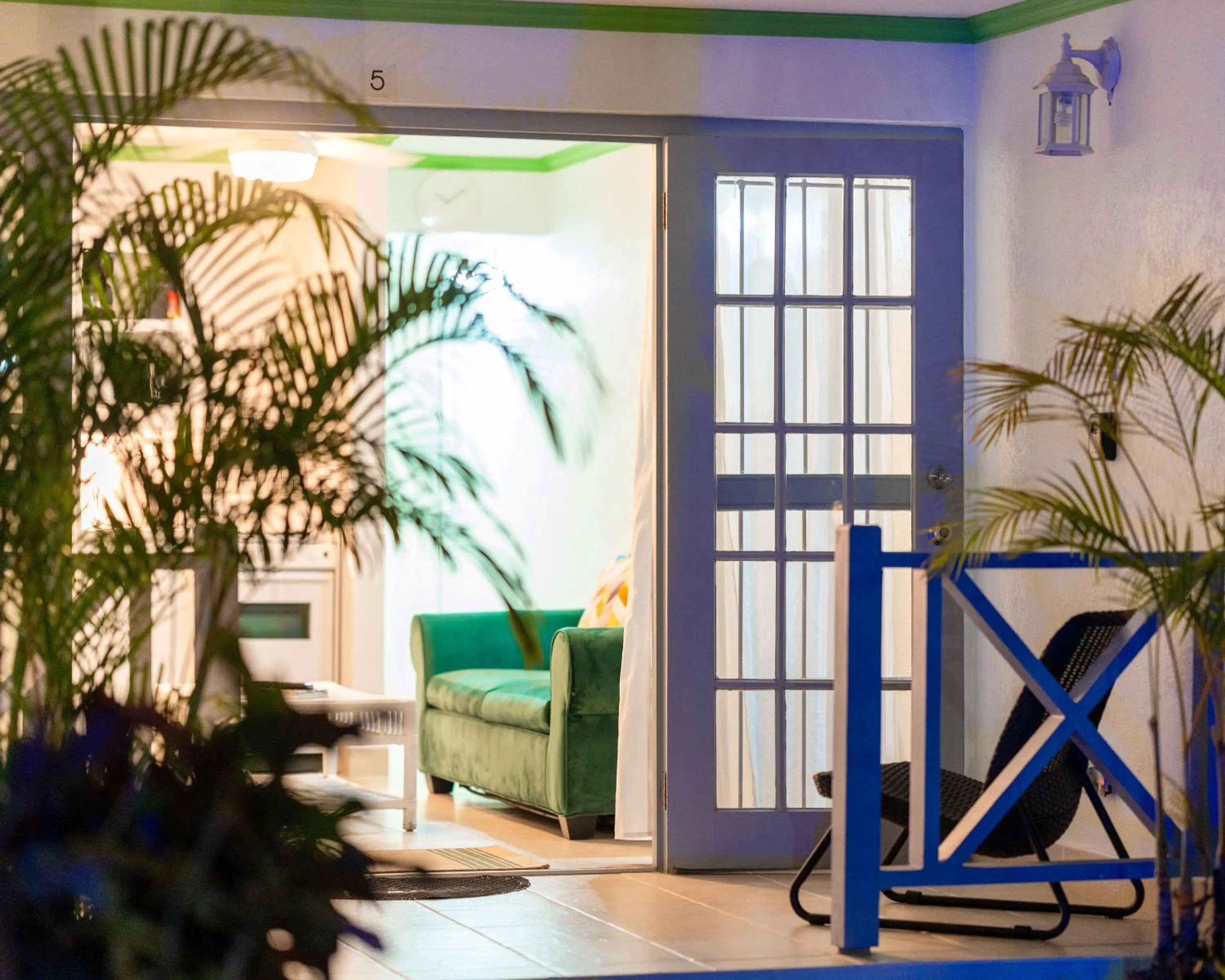 Living room in Sunset Lane Apartment Hotel