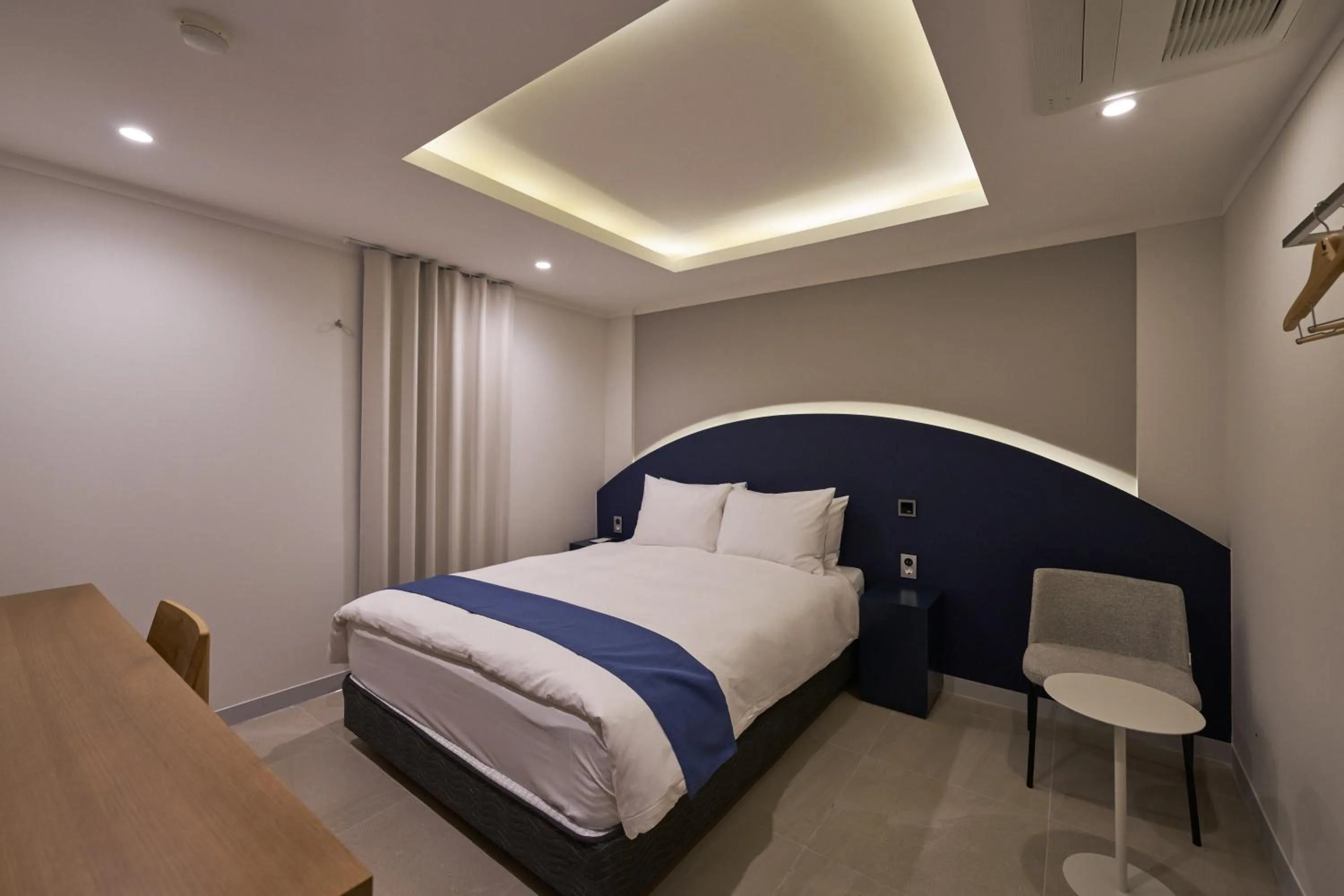 Photo of the whole room, Bed in Blueduck hotel