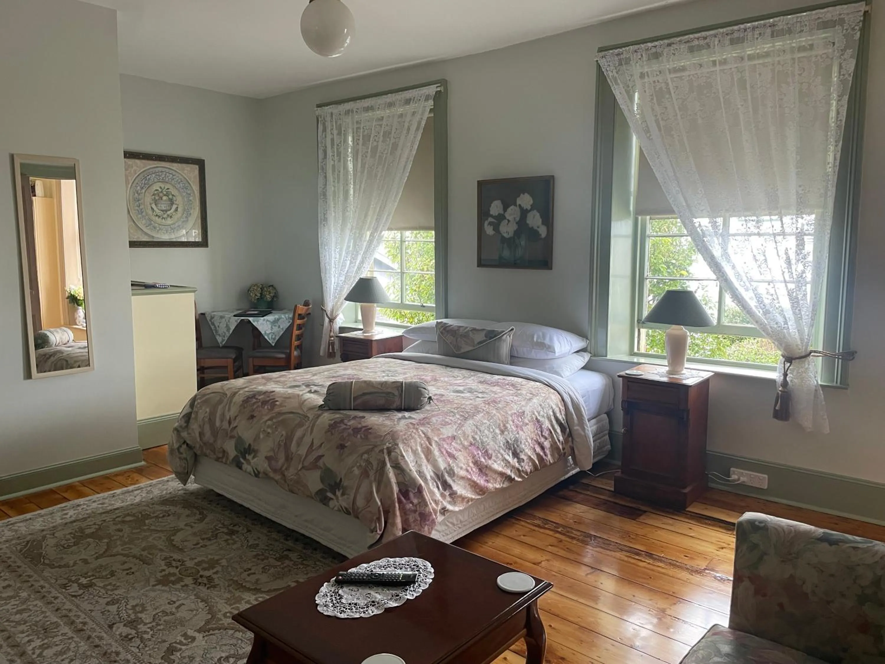 Photo of the whole room, Bed in Victoria House