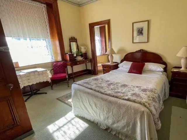 Queen Room - single occupancy in Victoria House Queen Room - single occupancy in Victoria House