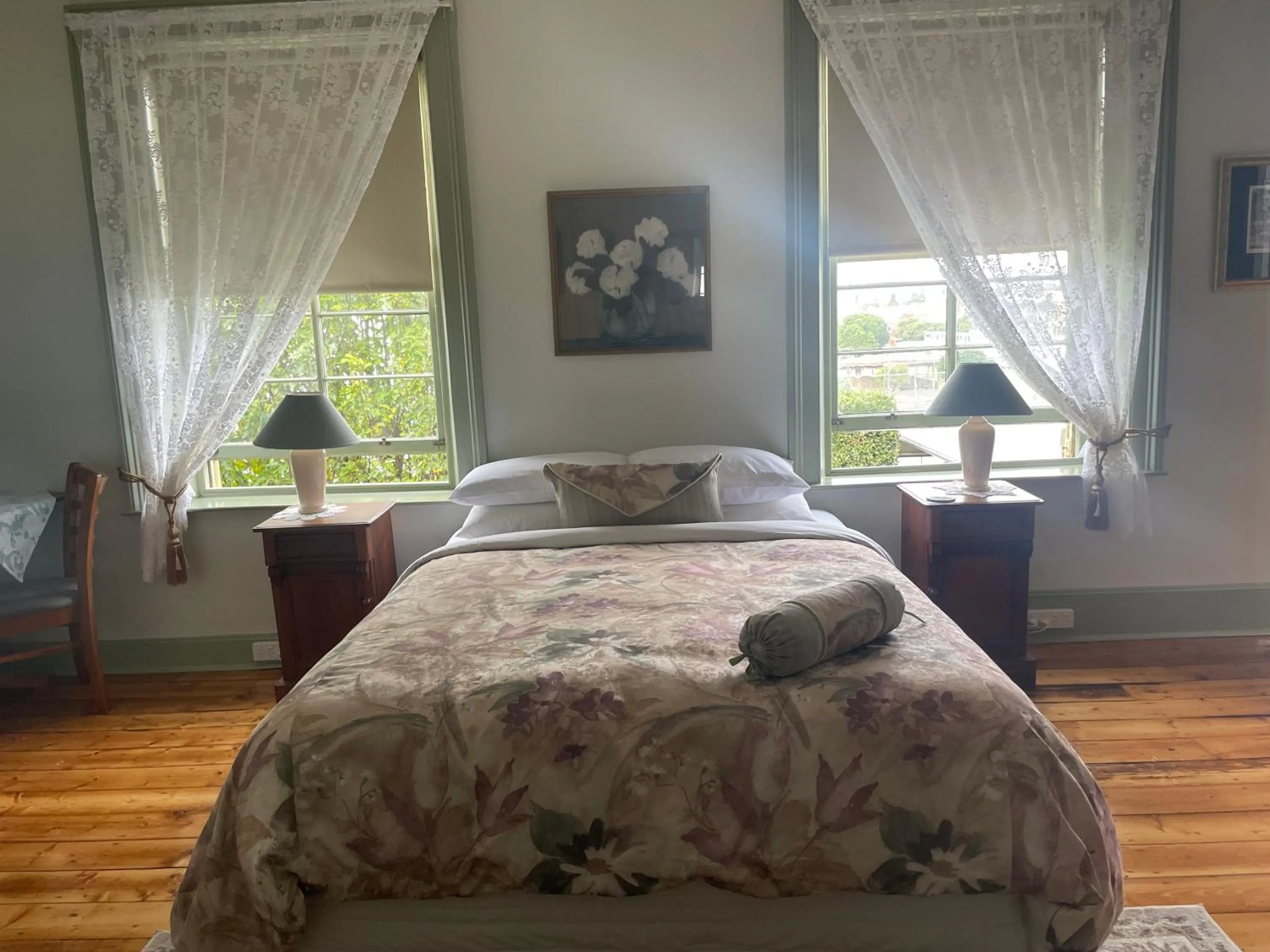 Photo of the whole room, Bed in Victoria House