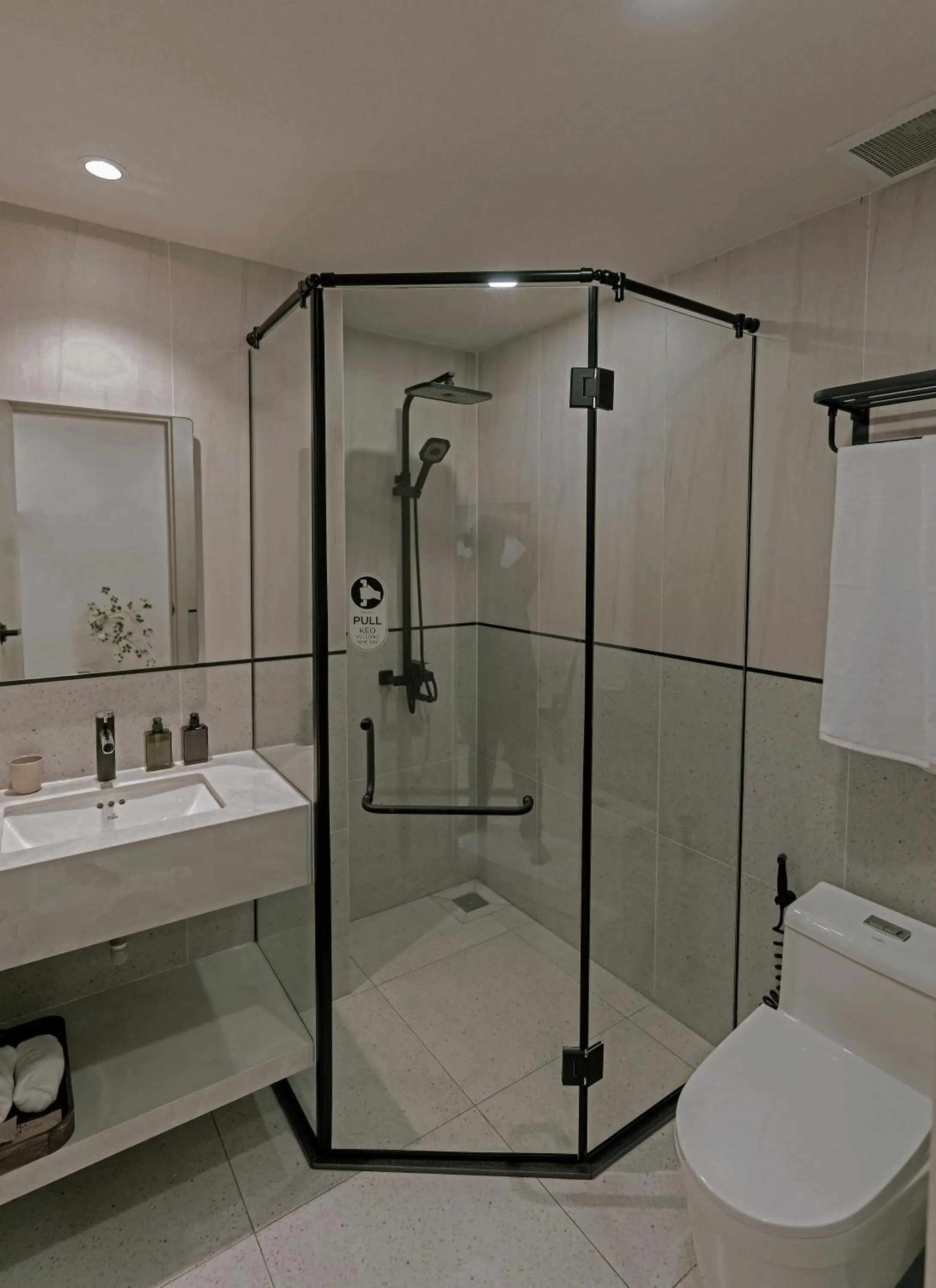 Shower in EL Where Hotel