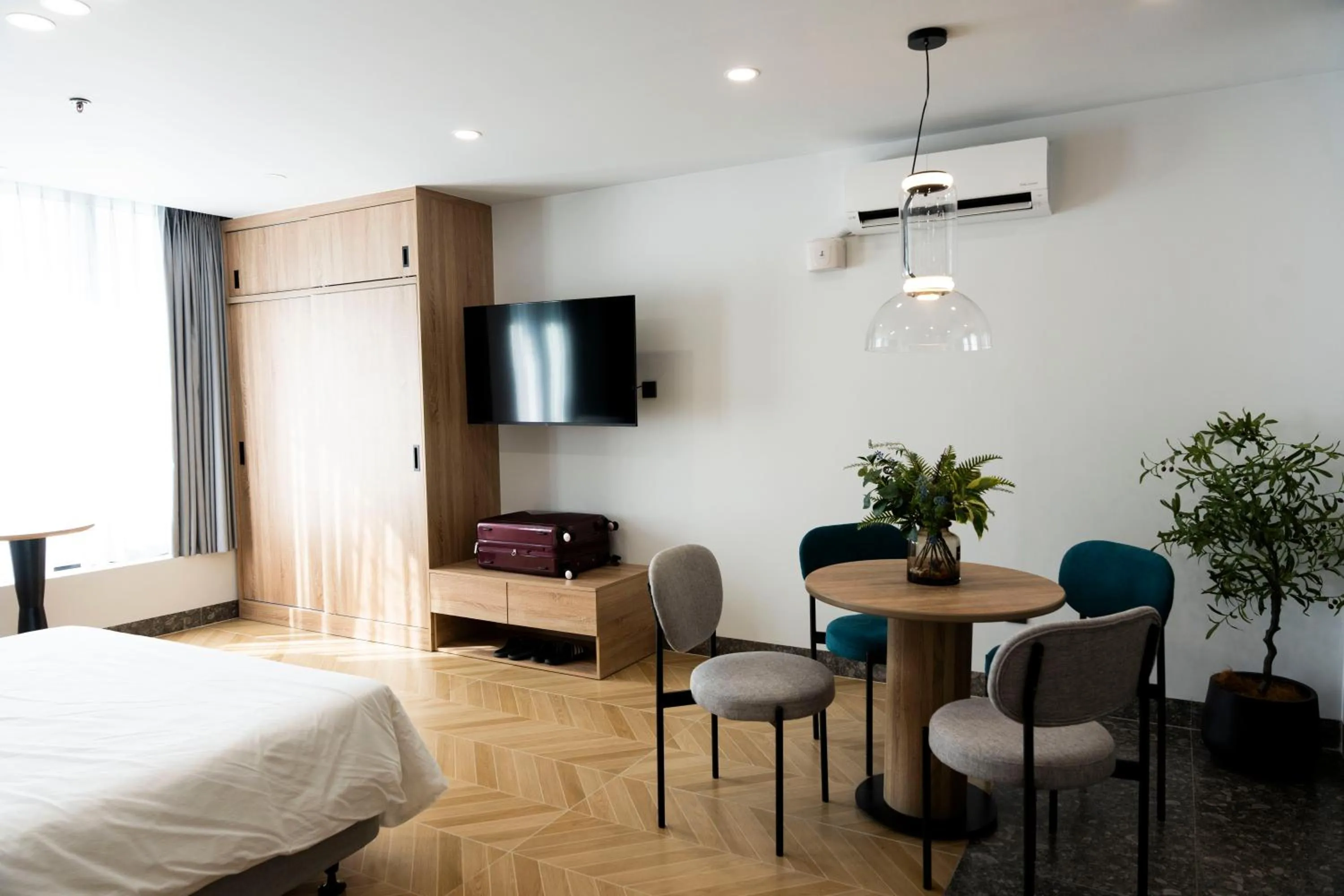 Communal lounge/ TV room, Bed in EL Where Hotel