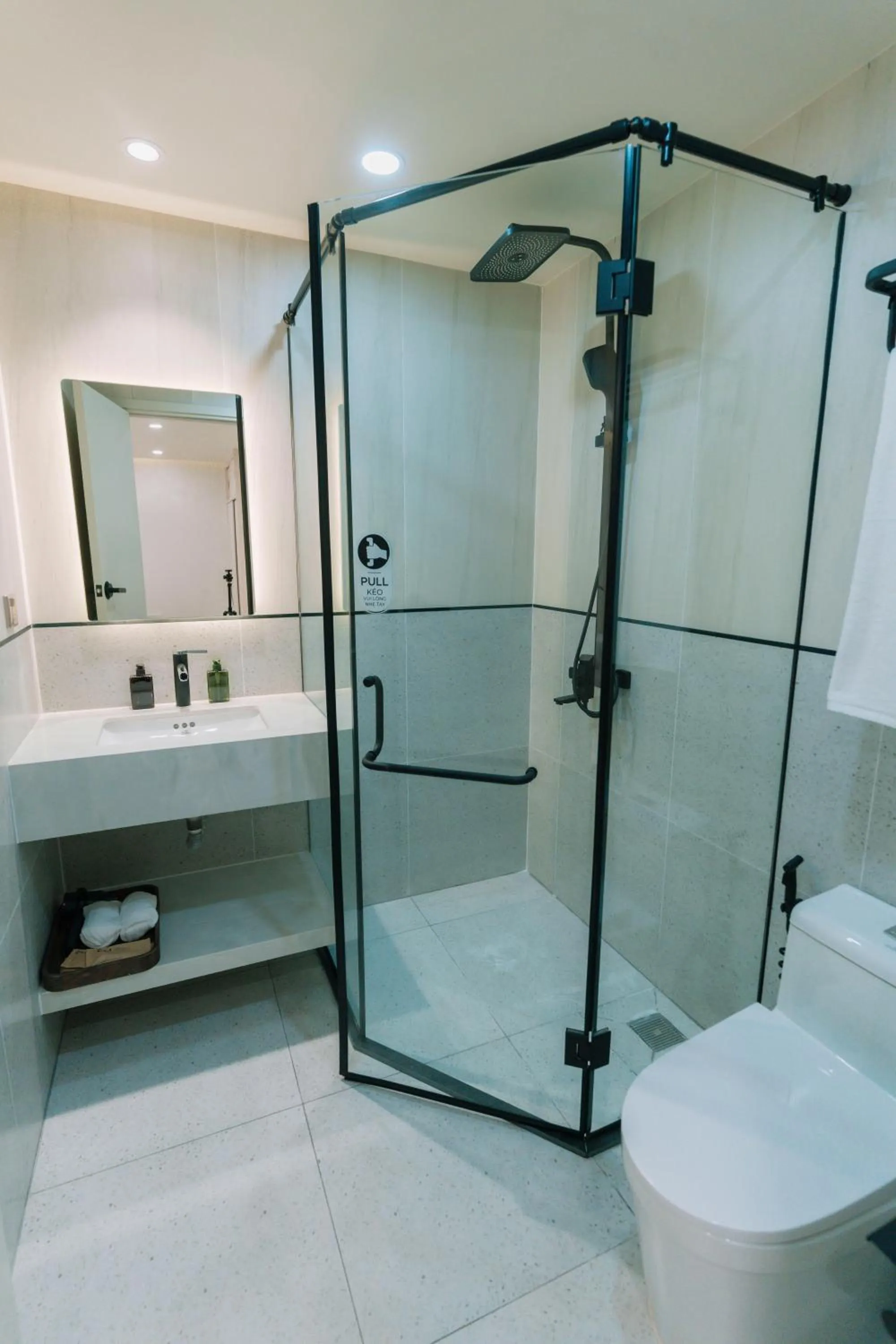 Shower in EL Where Hotel