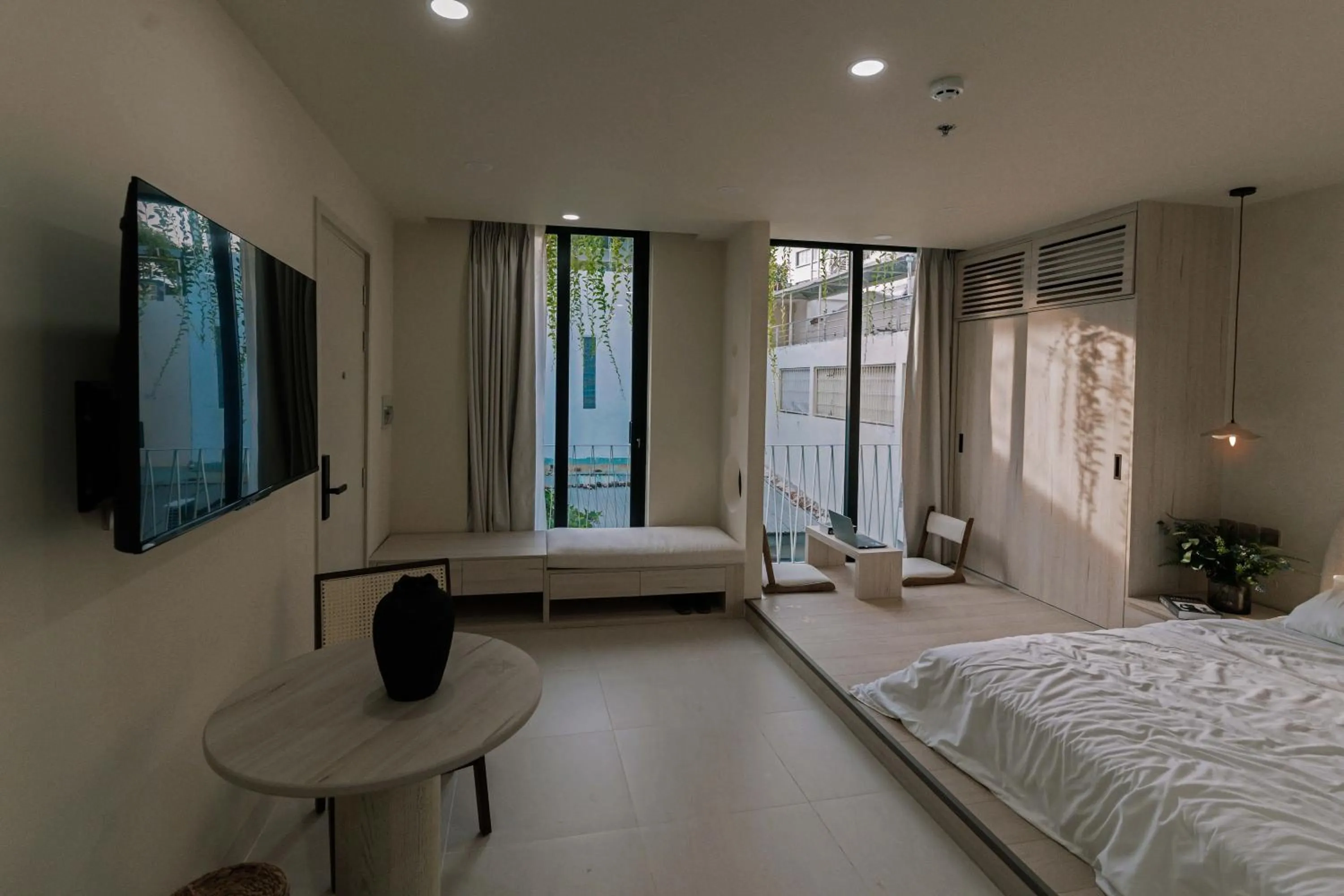 Communal lounge/ TV room, Bed in EL Where Hotel