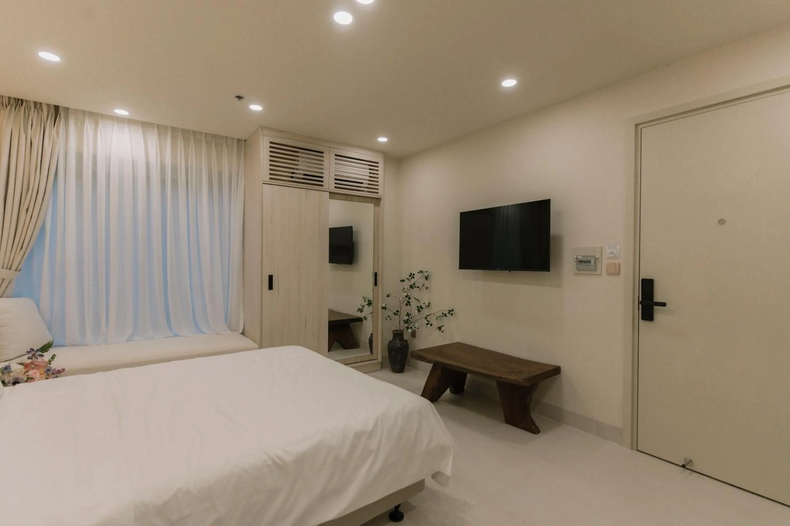 Communal lounge/ TV room, Bed in EL Where Hotel