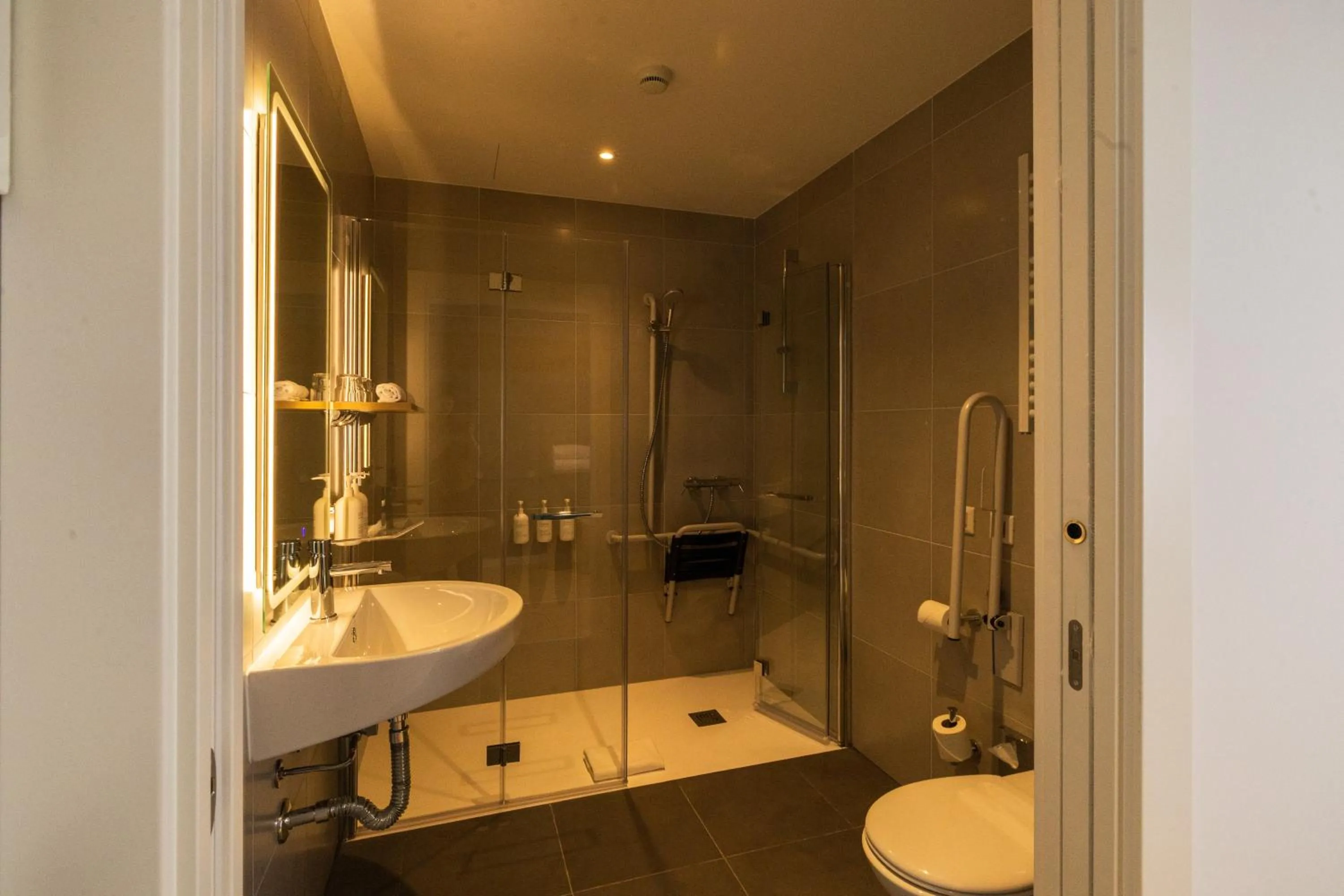 Shower in Spark By Hilton Madrid Alcala