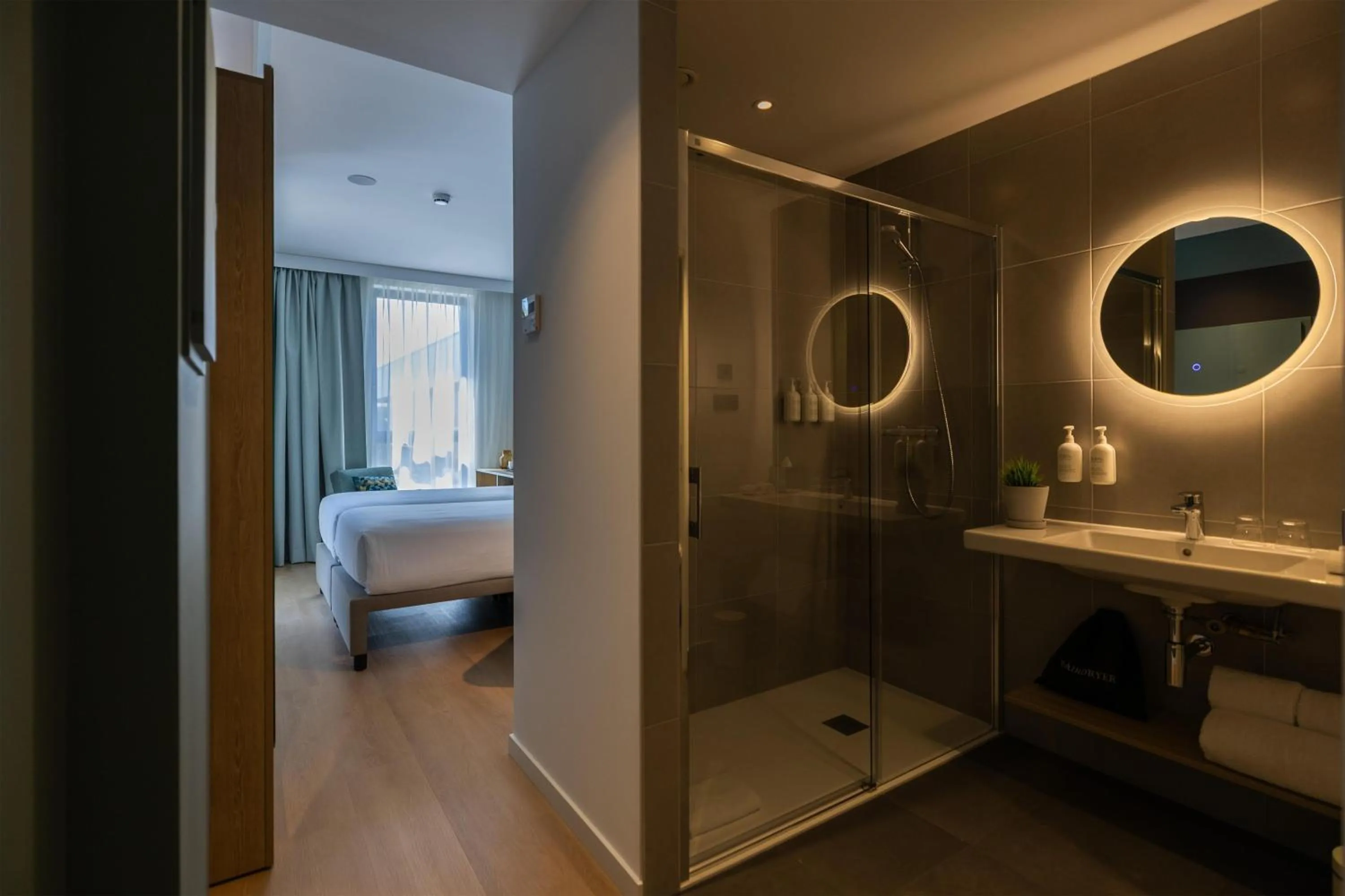Bathroom, Bed in Spark By Hilton Madrid Alcala