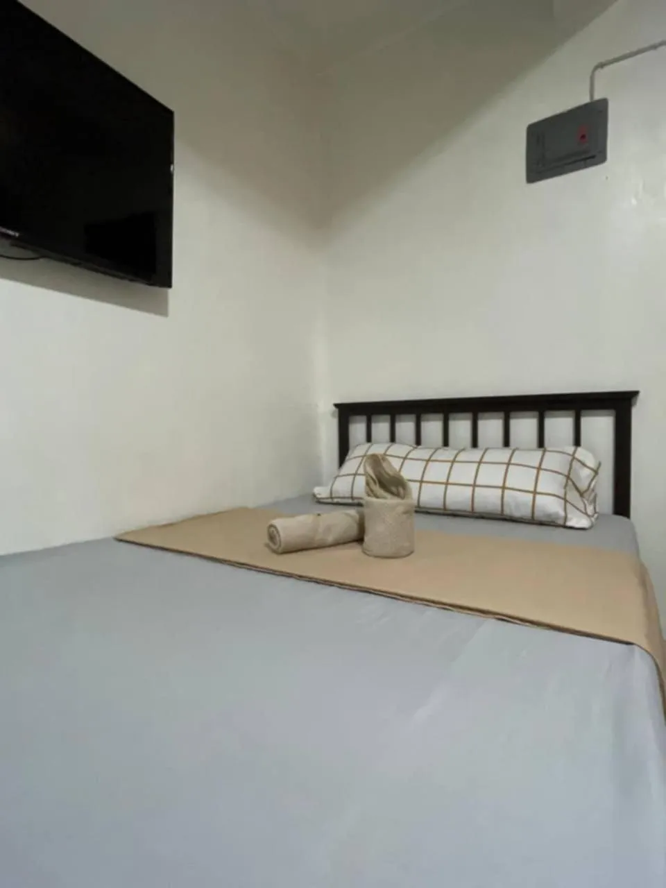 Bed in D and A Transient Inn Taguig