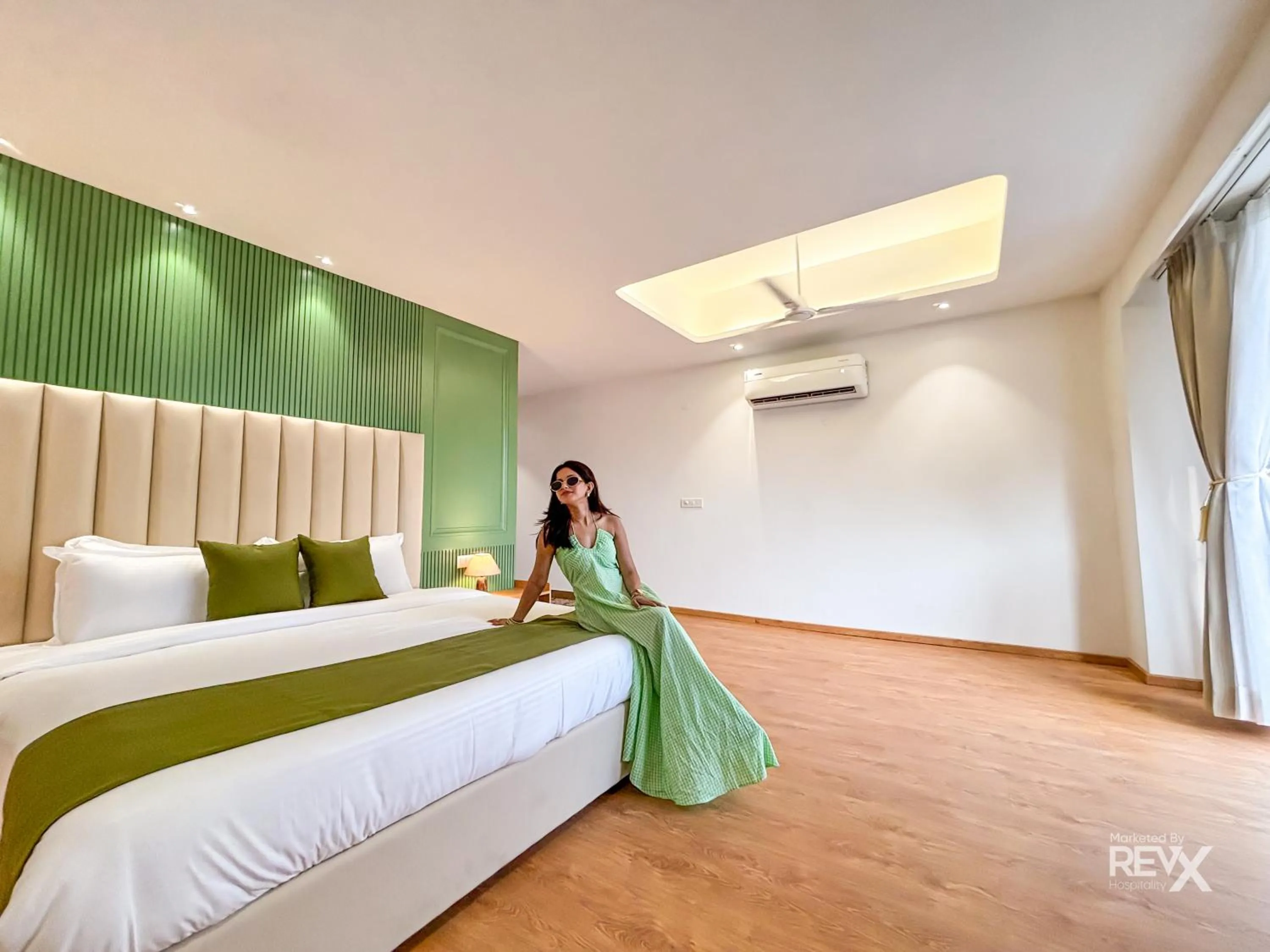 Bedroom, Bed in Oak Leaf Hotel