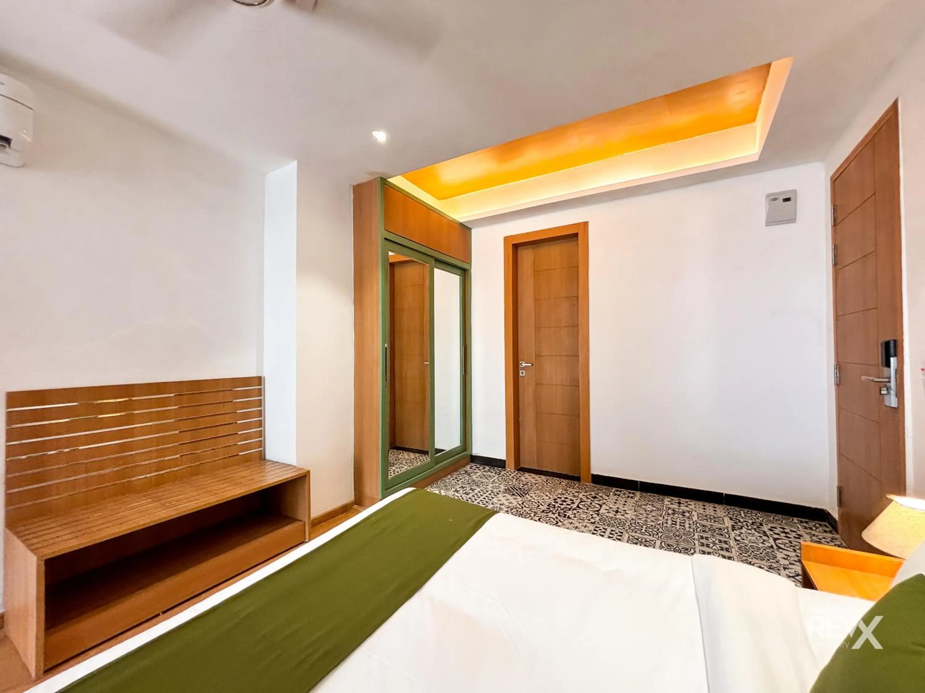 Photo of the whole room, Bed in Oak Leaf Hotel