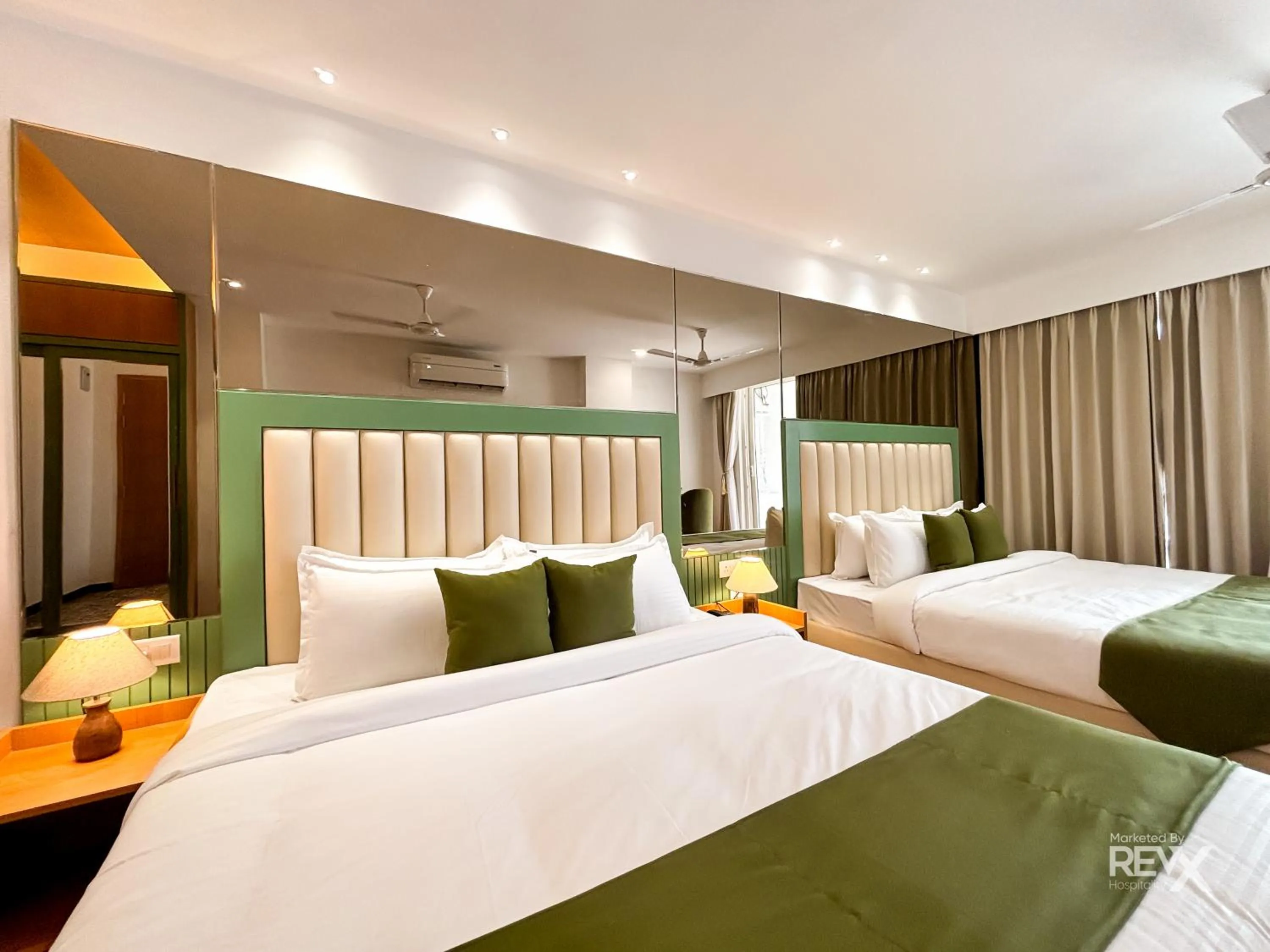 Photo of the whole room, Bed in Oak Leaf Hotel