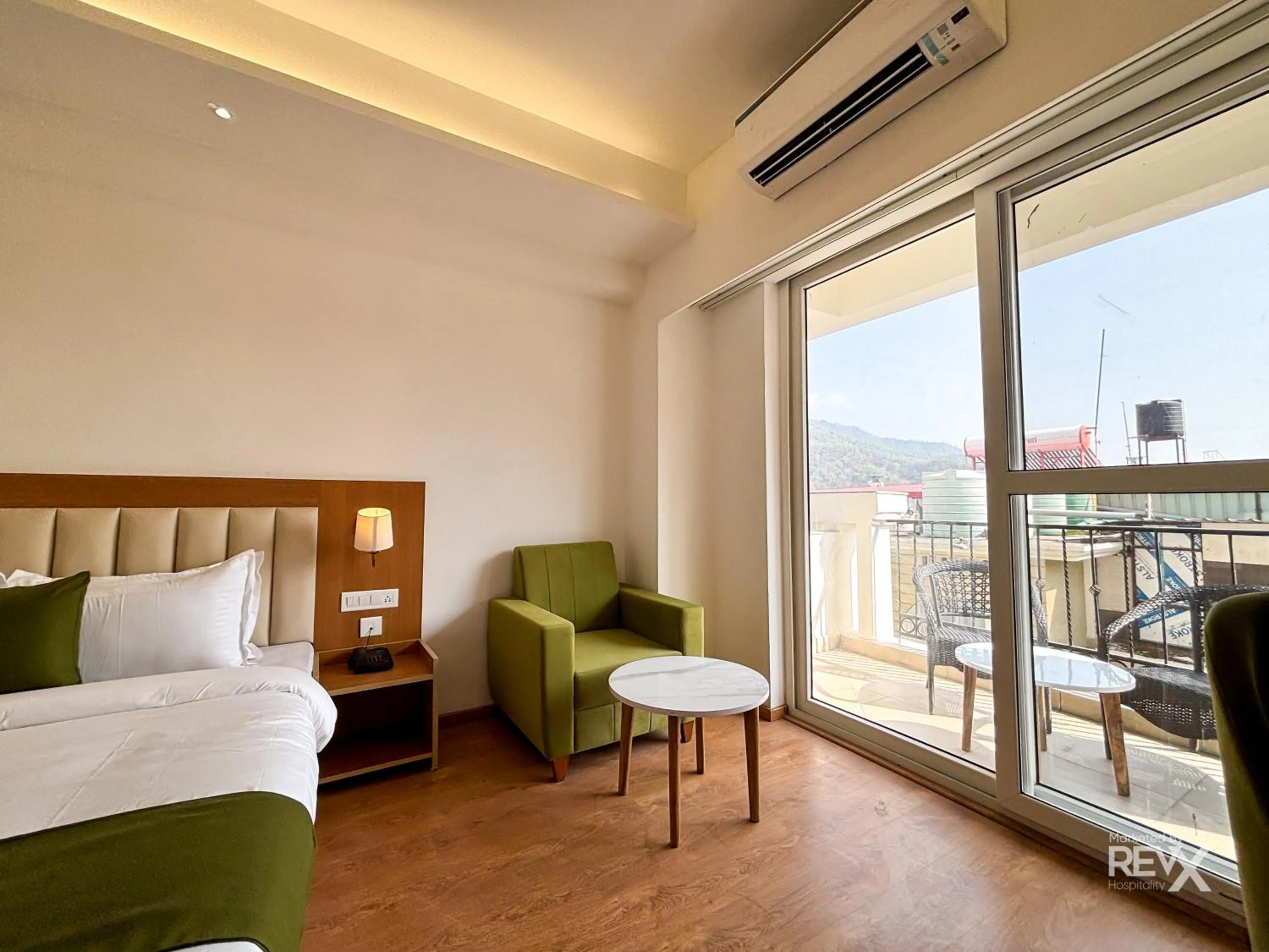 Photo of the whole room, Bed in Oak Leaf Hotel