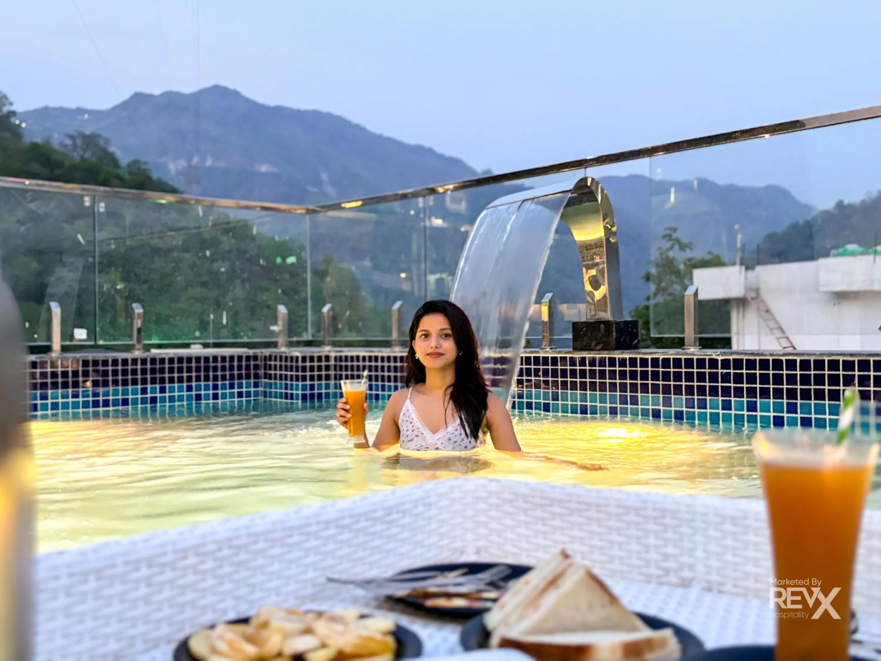 Swimming pool in Oak Leaf Hotel