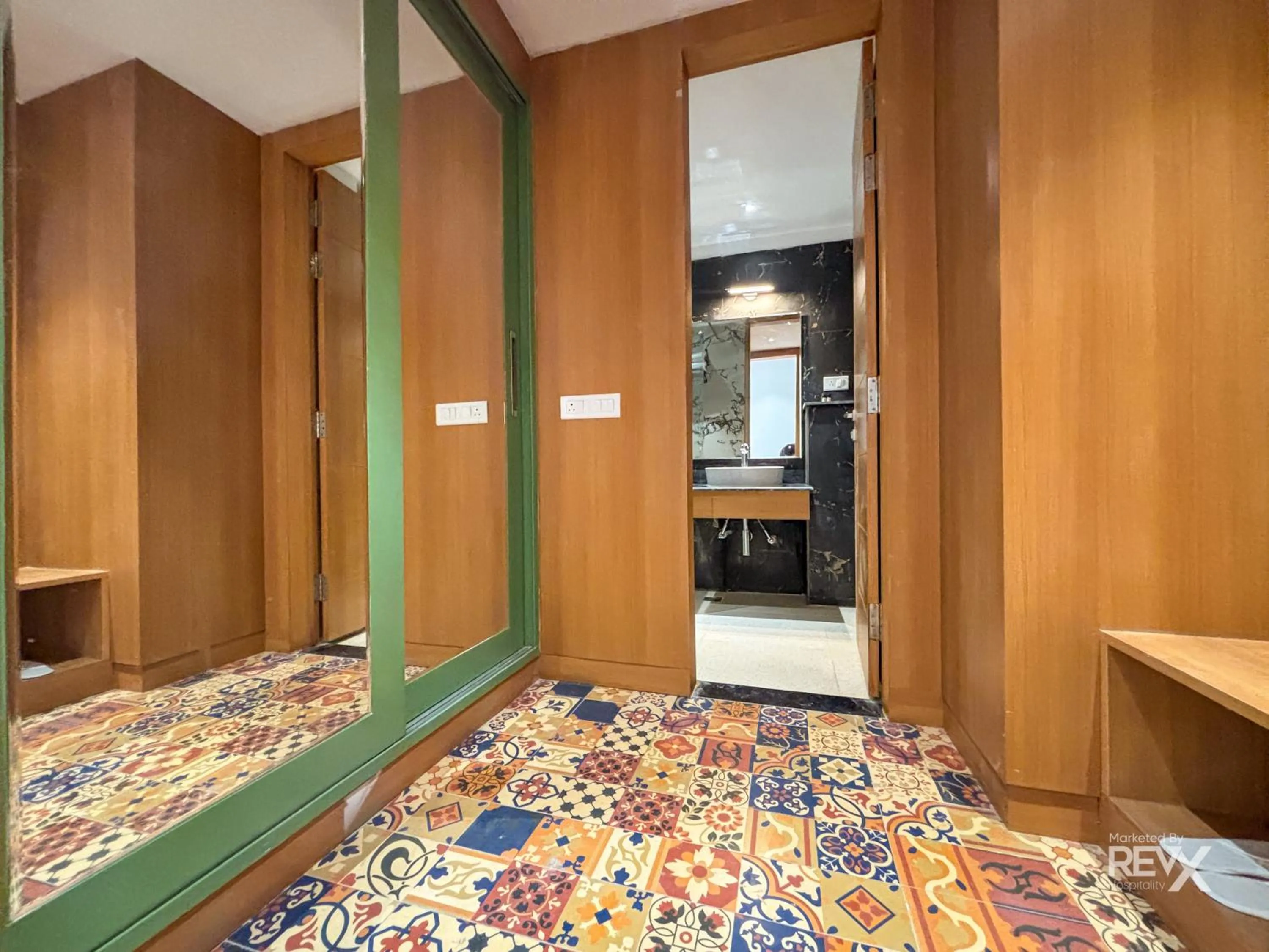 wardrobe, Bed in Oak Leaf Hotel