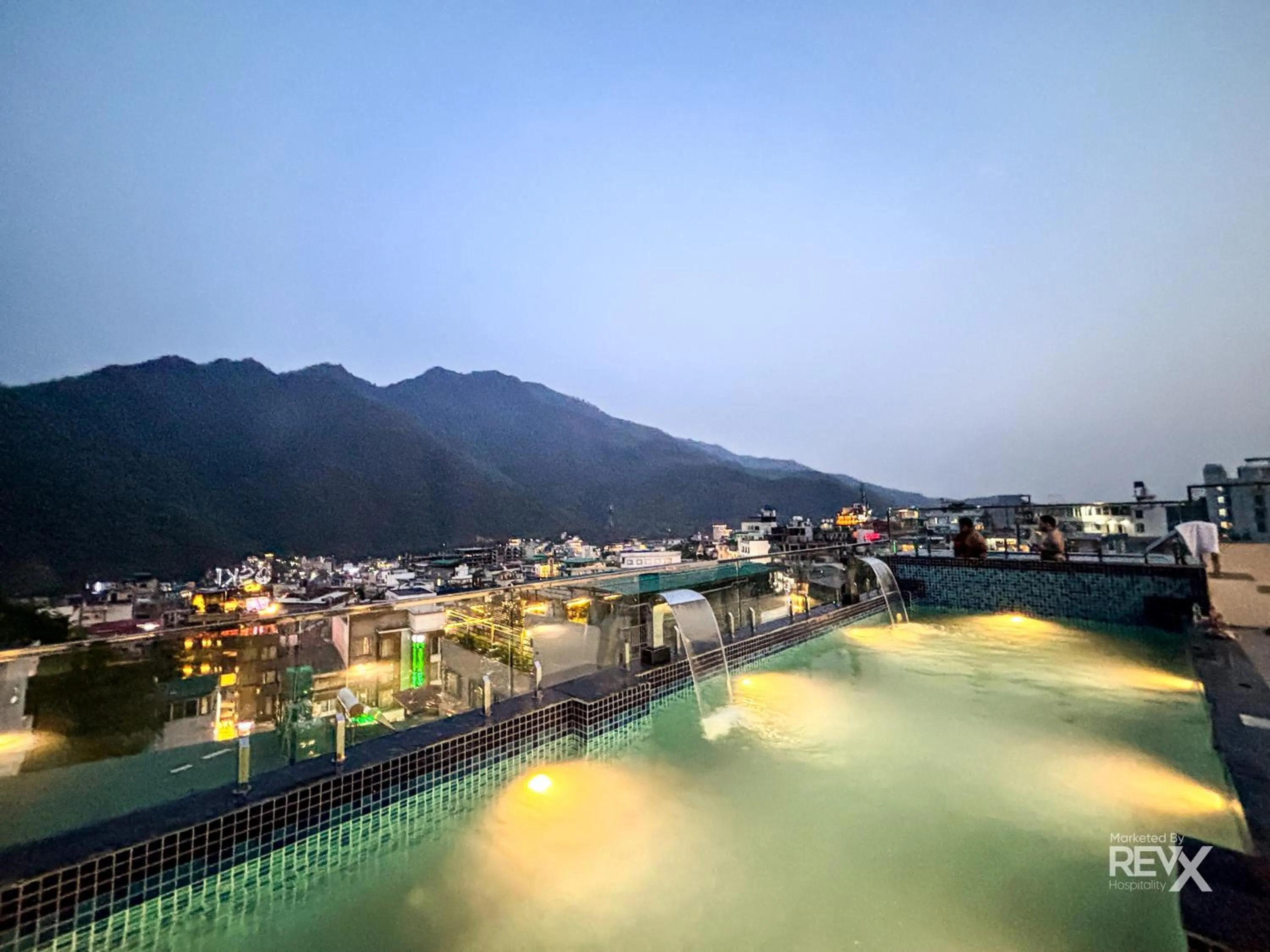 Night in Oak Leaf Hotel