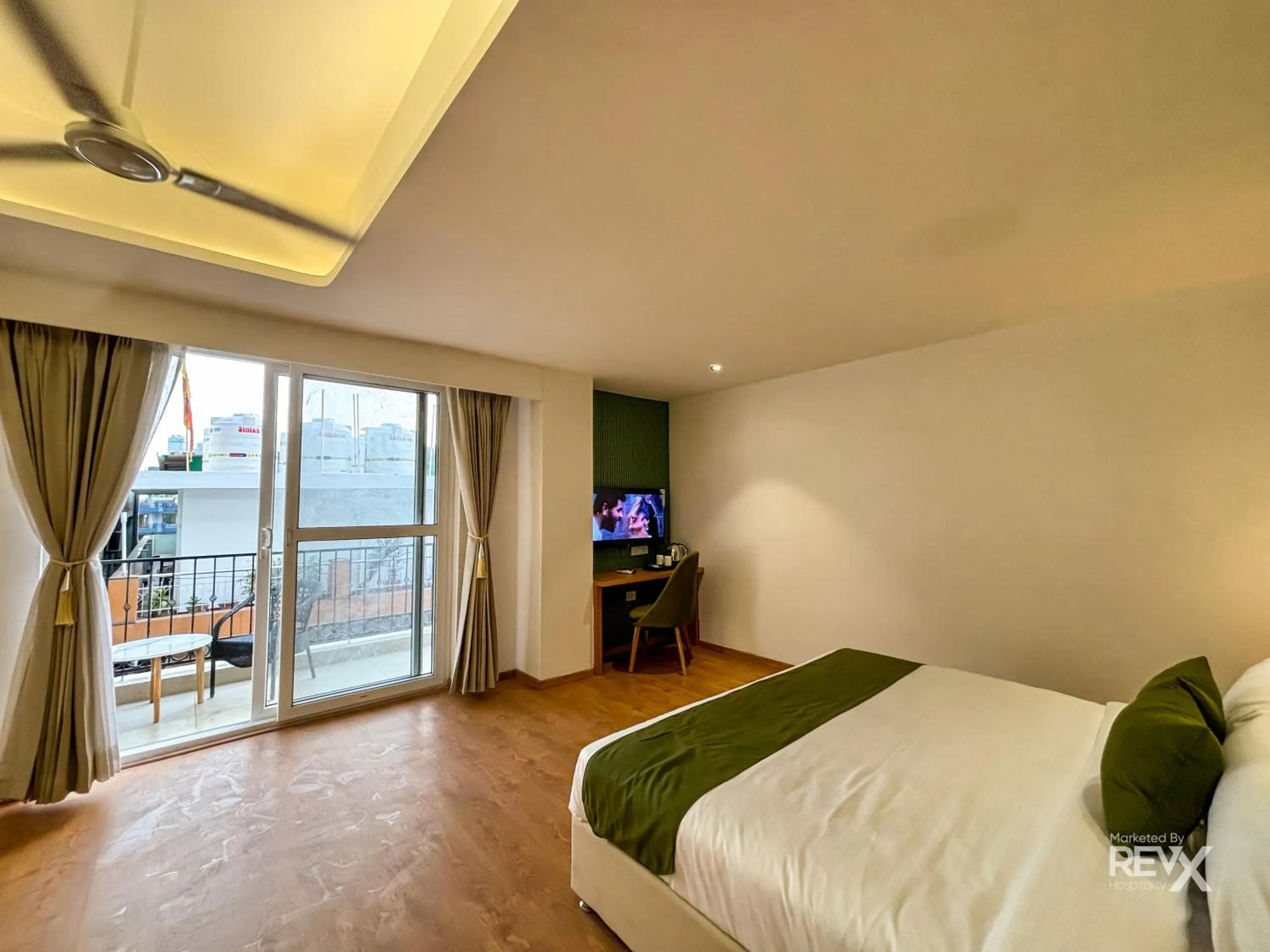 Photo of the whole room, Bed in Oak Leaf Hotel