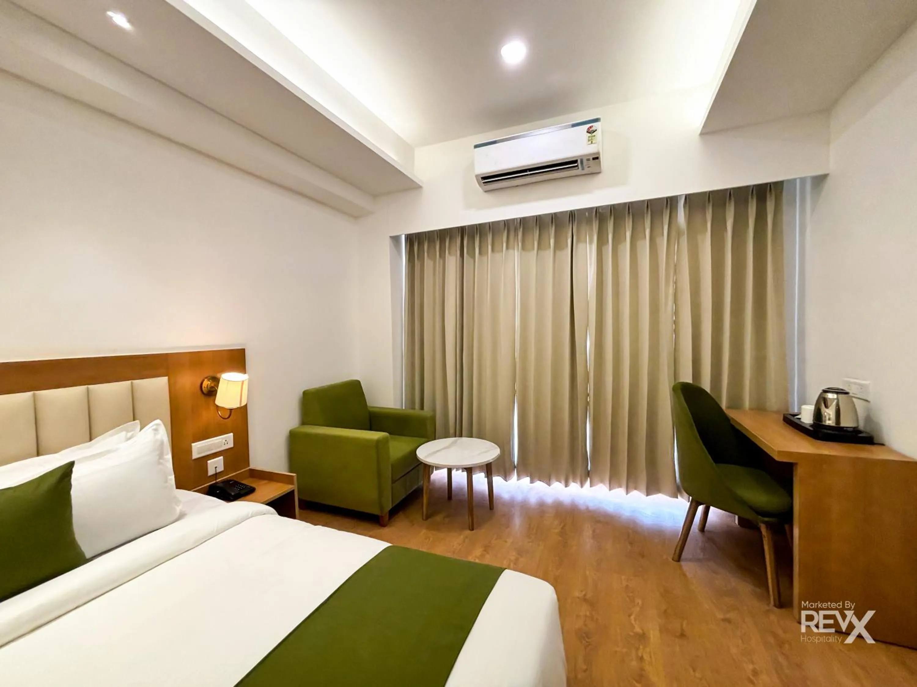 TV and multimedia, Bed in Oak Leaf Hotel