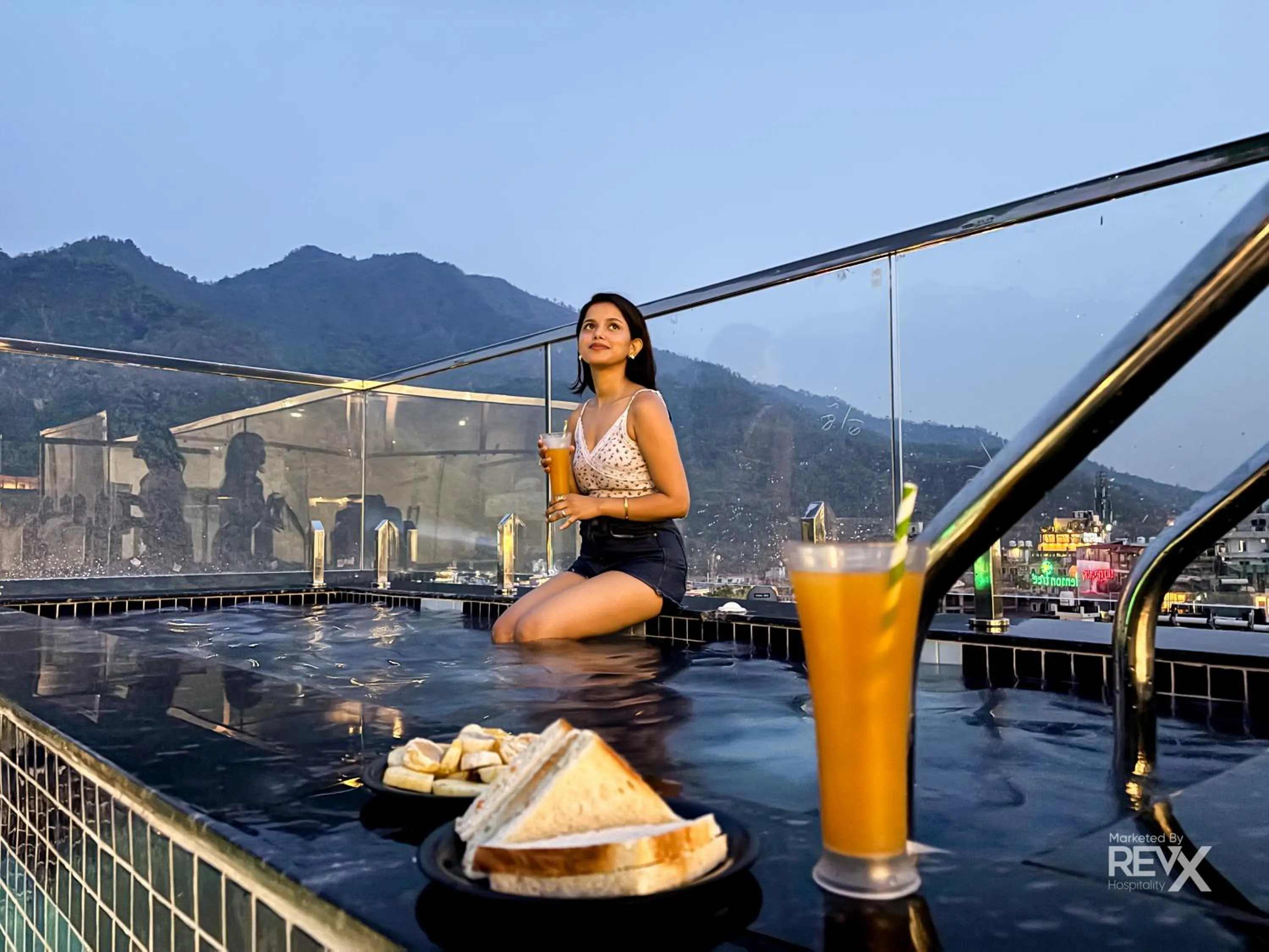 Swimming pool in Oak Leaf Hotel